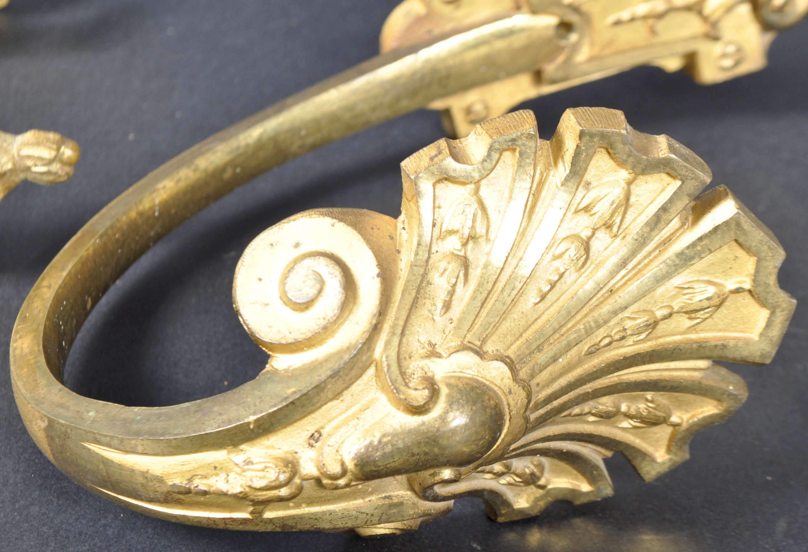 TWO PAIRS OF 19TH CENTURY FRENCH ORMOLU CURTAIN TIES - Image 4 of 8