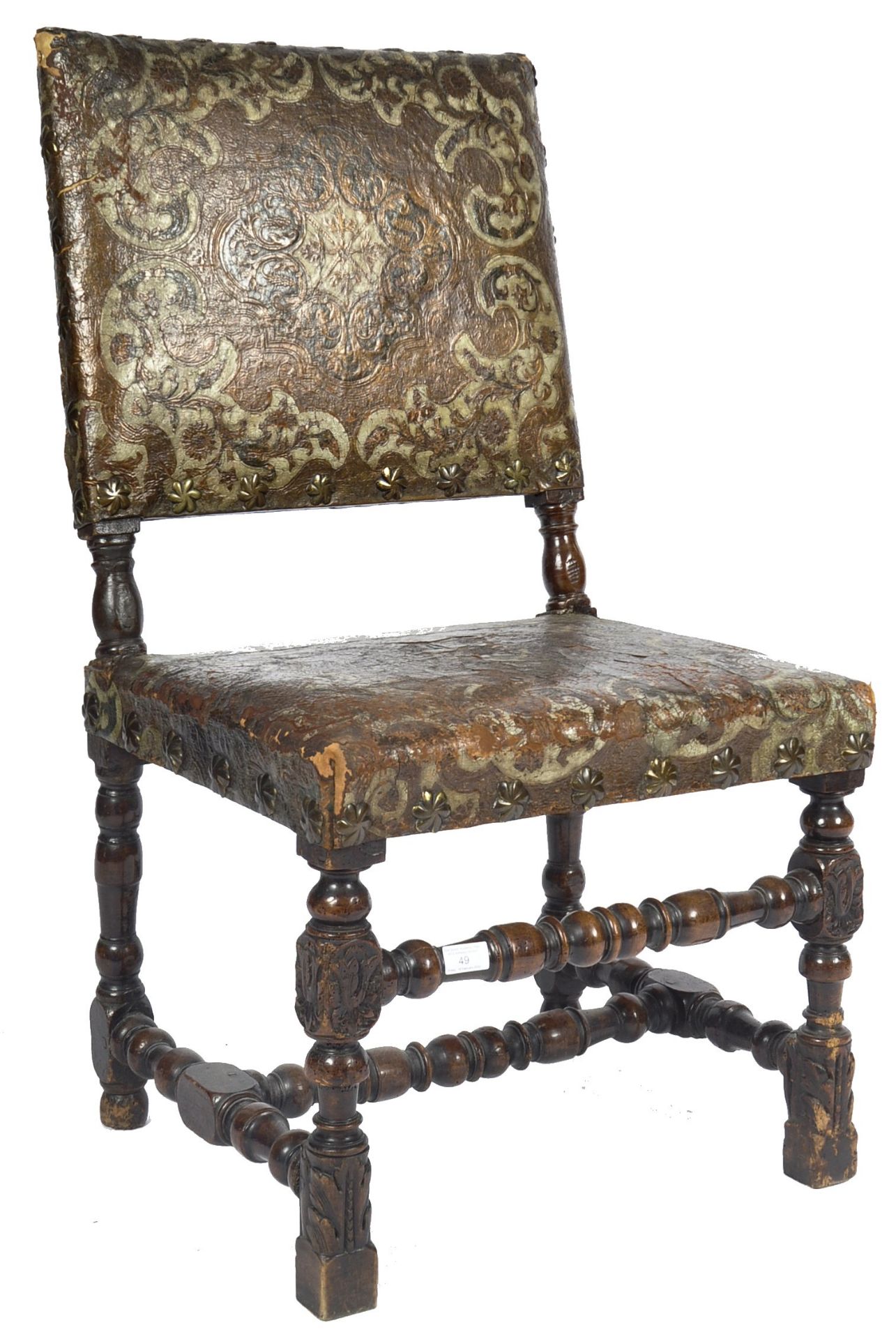 17TH CENTURY SPANISH CARVED WALNUT AND LEATHER CHAIR