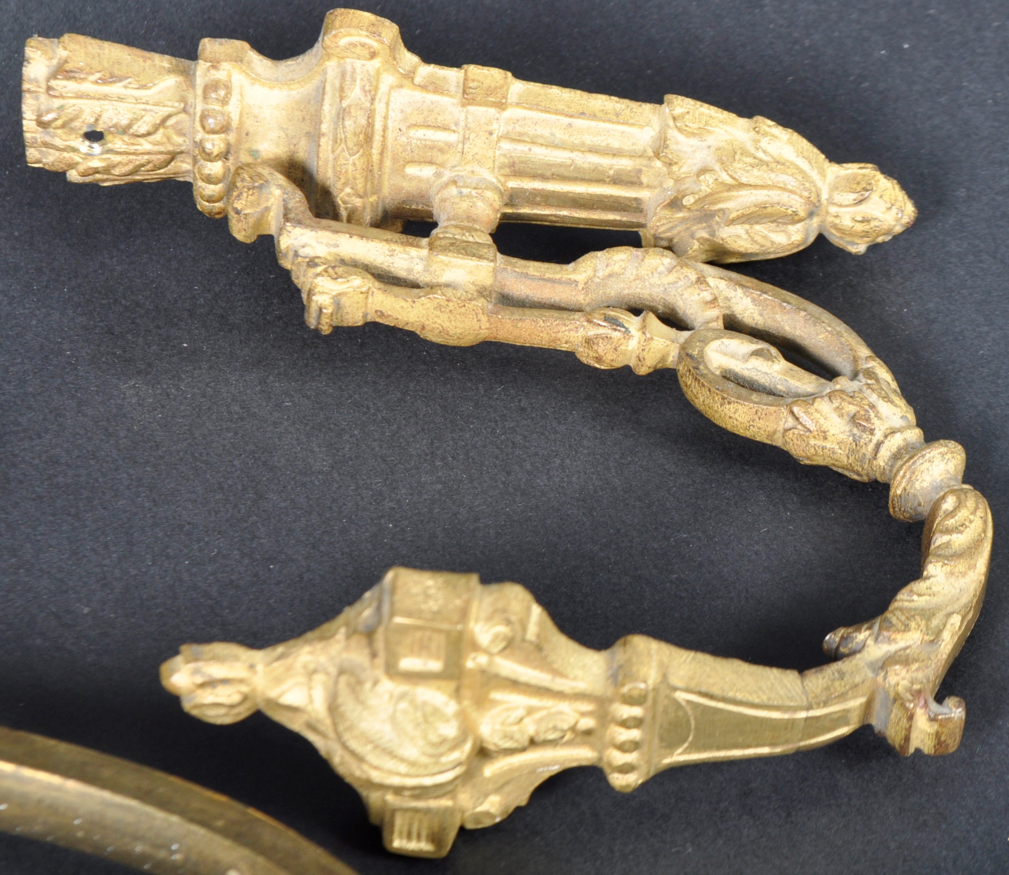 TWO PAIRS OF 19TH CENTURY FRENCH ORMOLU CURTAIN TIES - Image 6 of 8