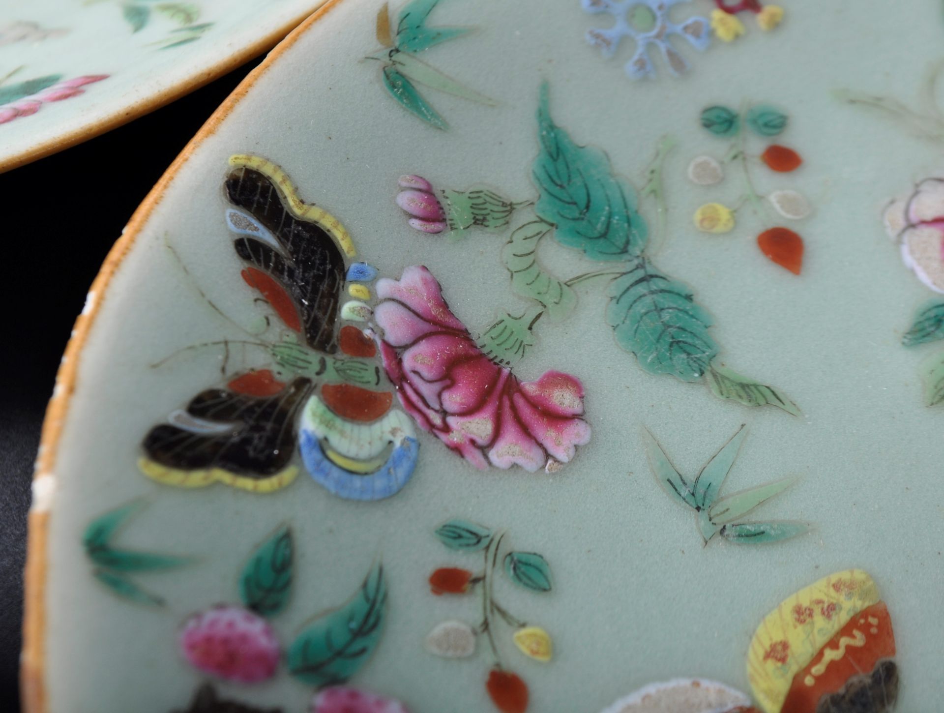 COLLECTION OF FIVE 19TH CENTURY QING DYNASTY CHINESE FAMILLE ROSE PLATES - Bild 5 aus 13