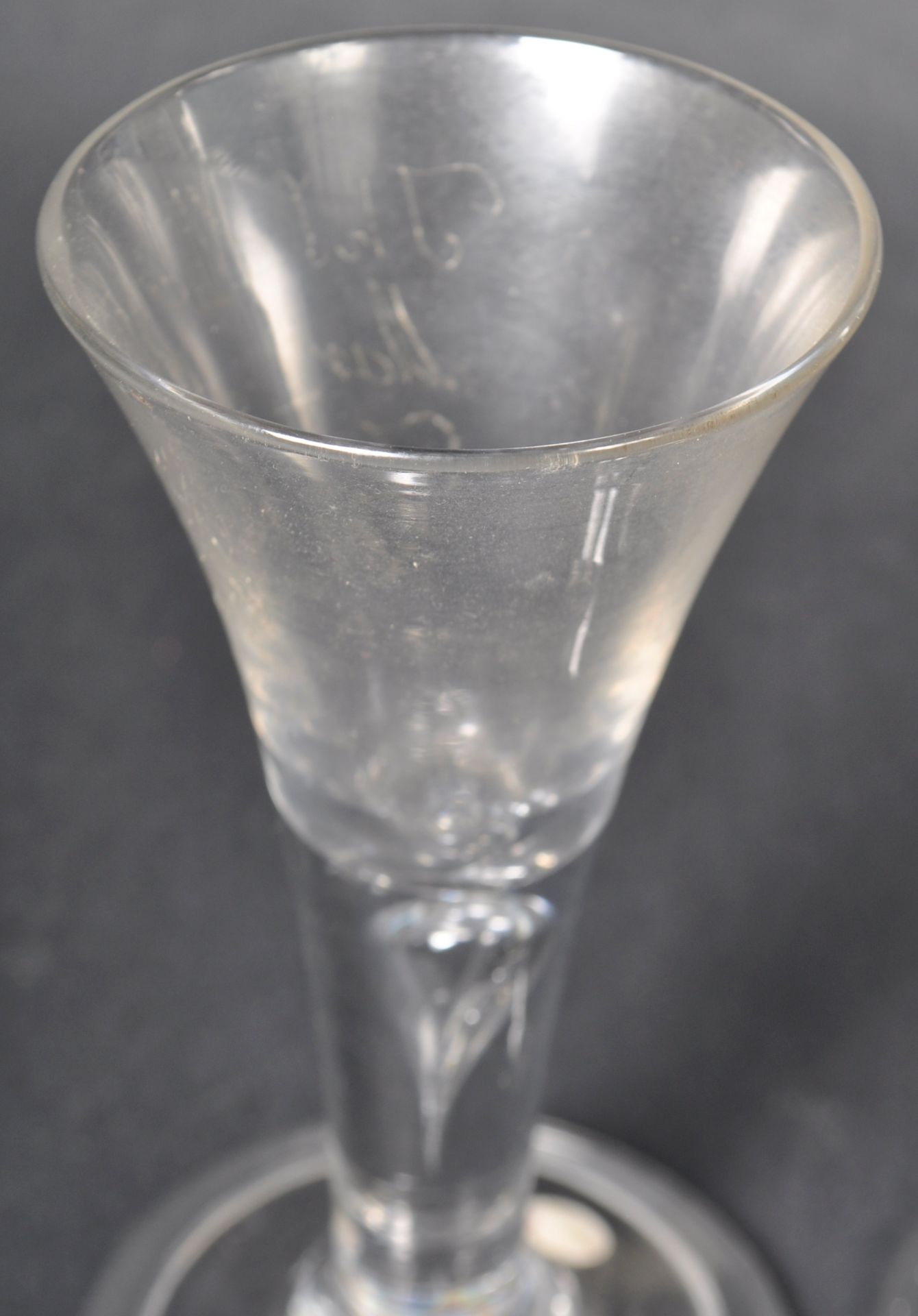 TWO 18TH CENTURY GEORGE II WINE DRINKING GLASSES - Bild 3 aus 6