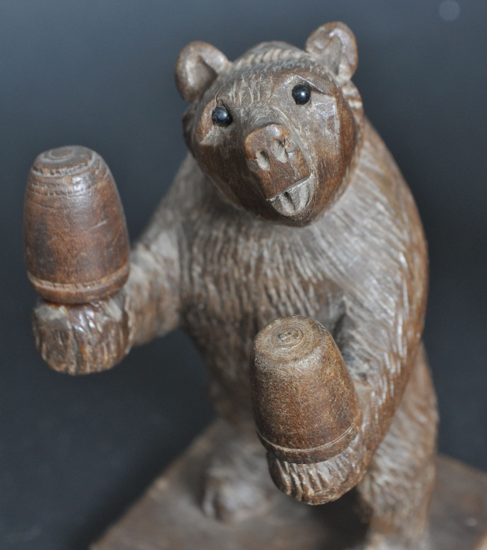 PAIR OF 19TH CENTURY BLACK FOREST CARVED BEAR THIMBLE HOLDERS - Bild 3 aus 5