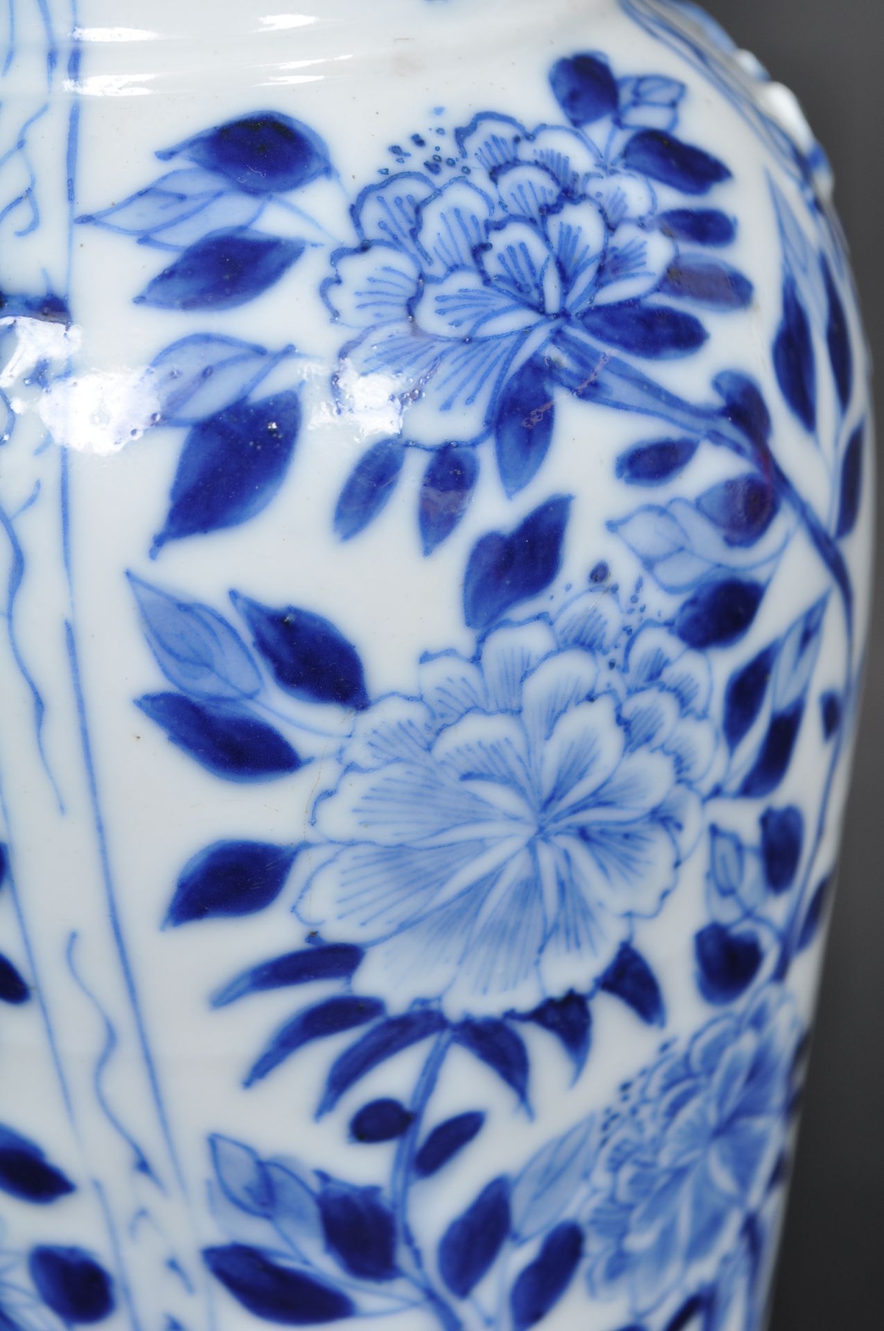 19TH CENTURY CHINESE KANGXI MARK BLUE & WHITE VASE - Bild 4 aus 9