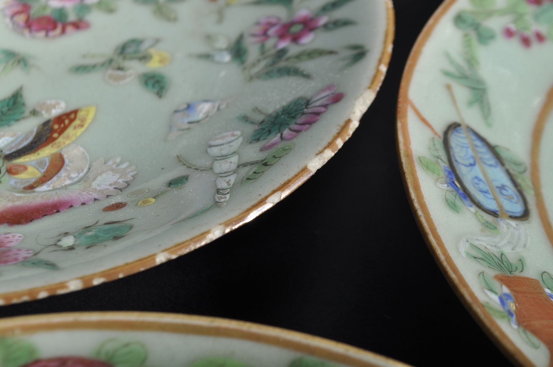 COLLECTION OF FIVE 19TH CENTURY QING DYNASTY CHINESE FAMILLE ROSE PLATES - Bild 11 aus 13