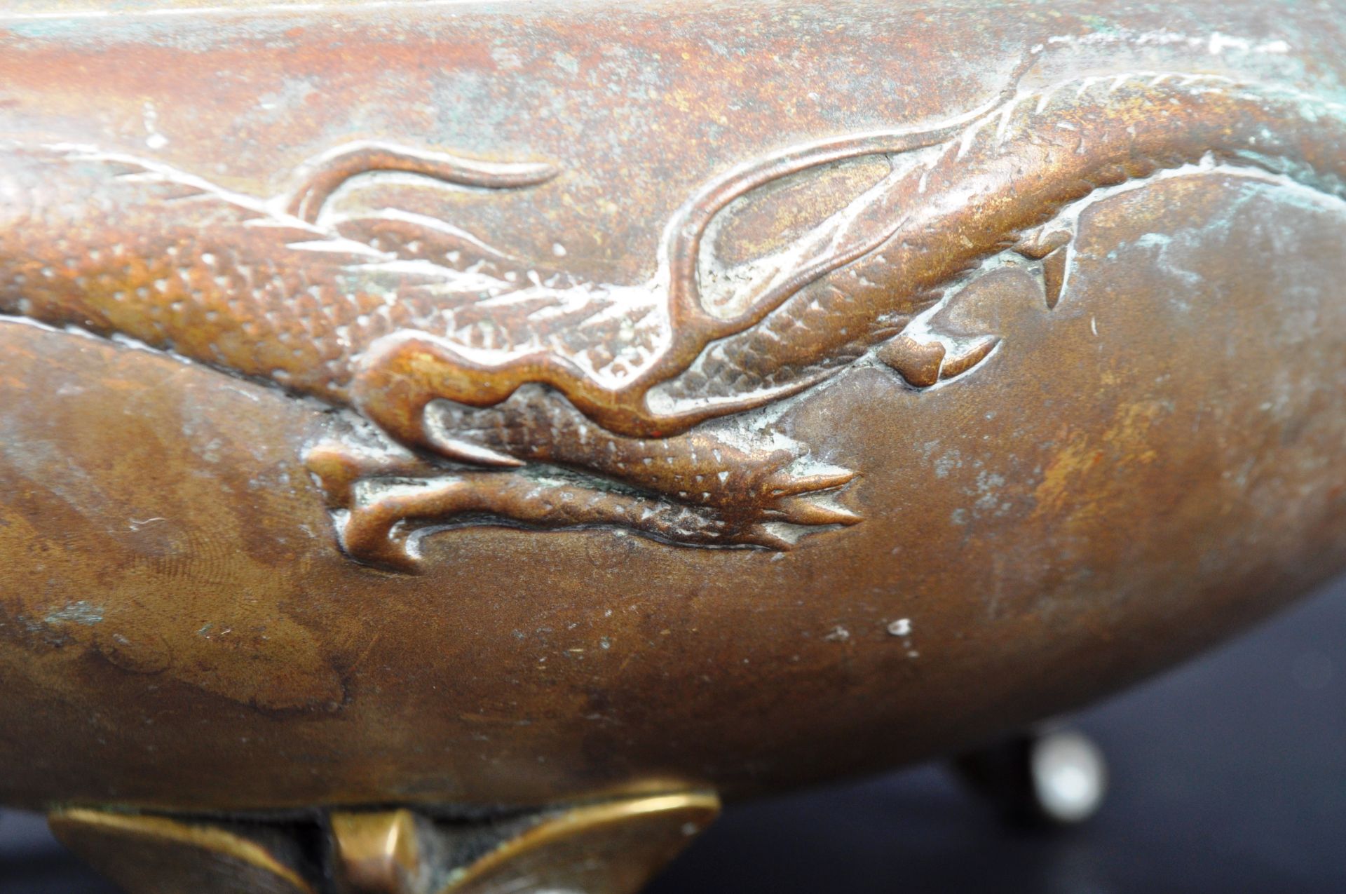 19TH CENTURY MEIJI PERIOD BRONZE DRAGON CENSER - Bild 4 aus 8