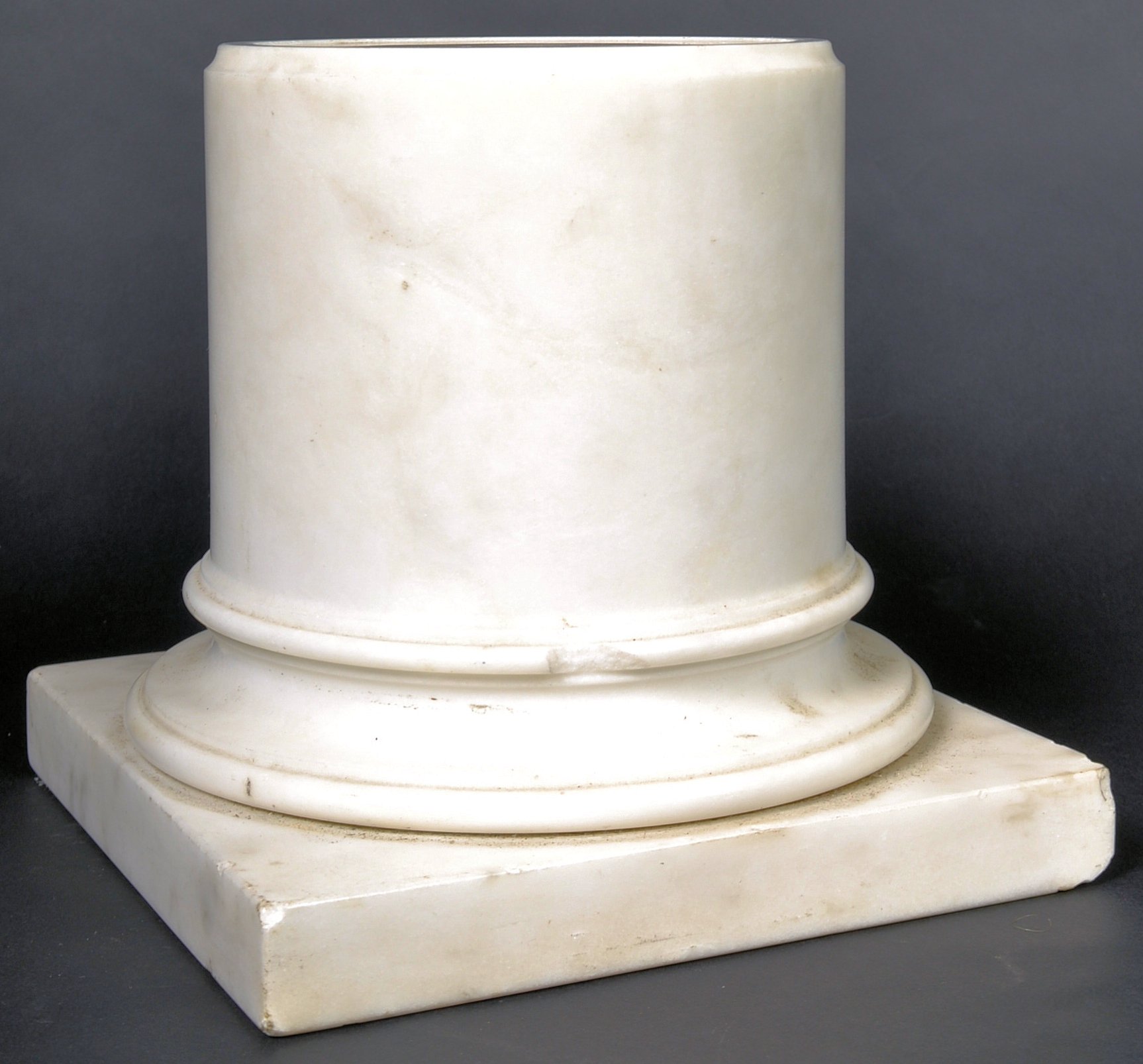 19TH CENTURY VICTORIAN WHITE MARBLE PLINTH / STAND