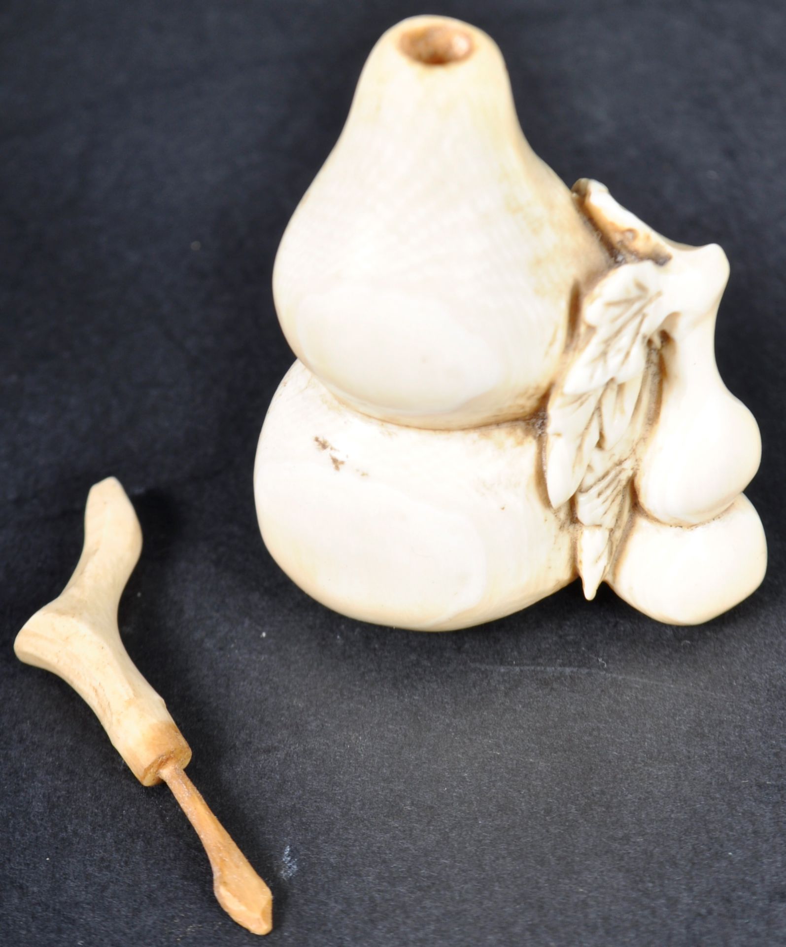 EARLY 20TH CENTURY JAPANESE IVORY INRO, NETSUKE AND TWO SCENT BOTTLES - Bild 7 aus 9