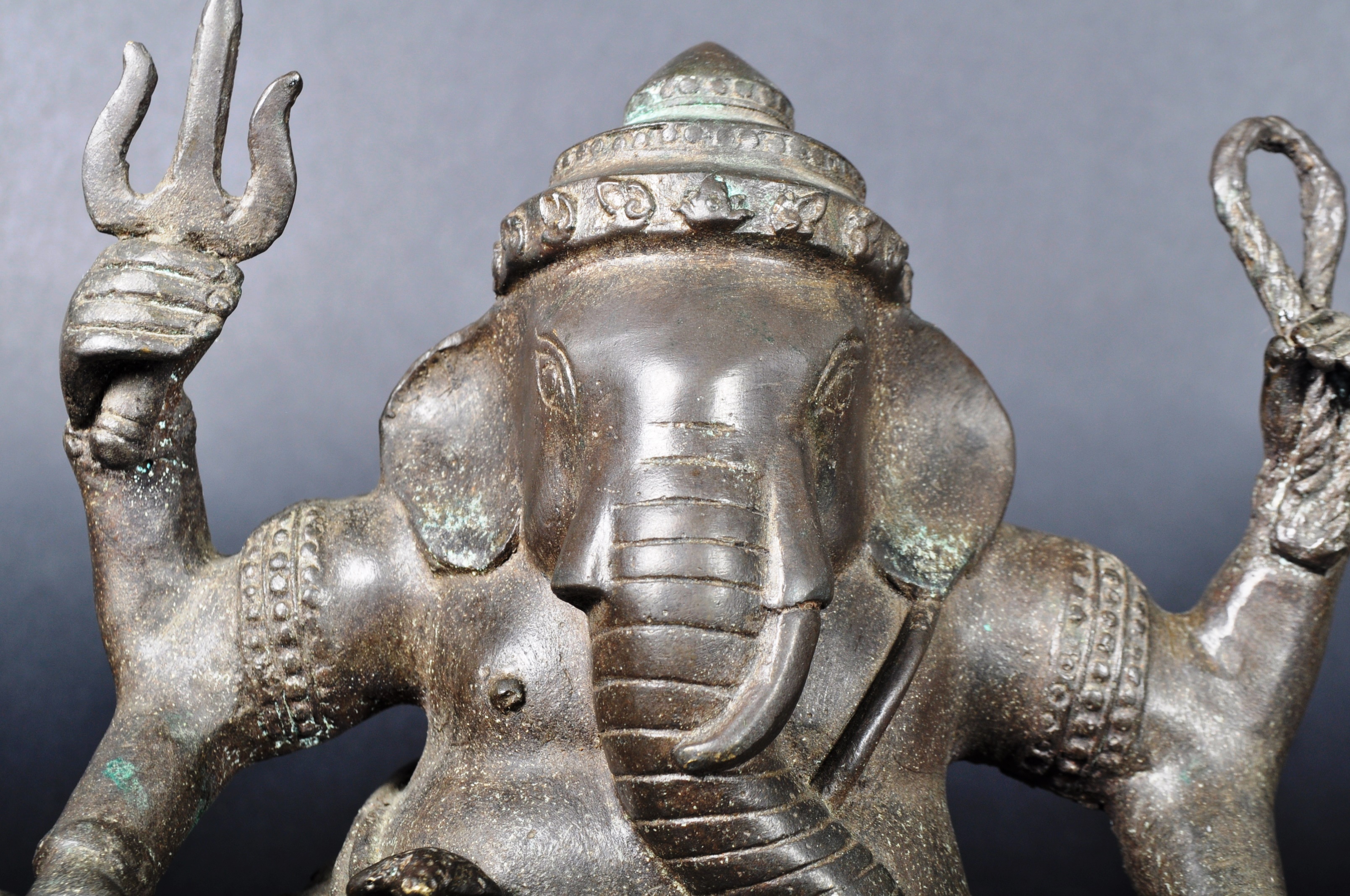 19TH CENTURY INDIAN HINDU BRONZE FIGURE OF GANESH - Image 2 of 7