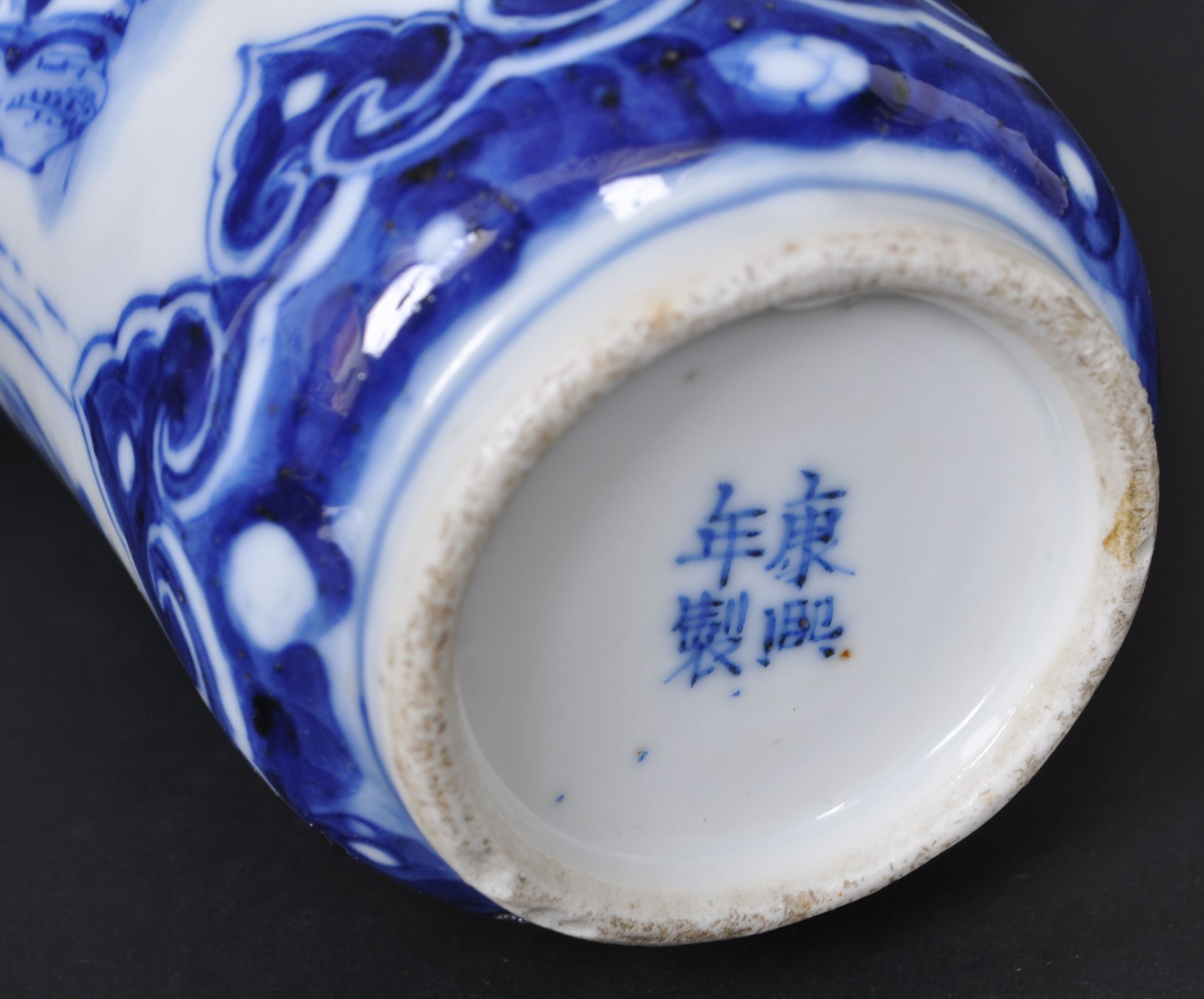 19TH CENTURY CHINESE KANGXI MARK BLUE & WHITE VASE - Bild 9 aus 9