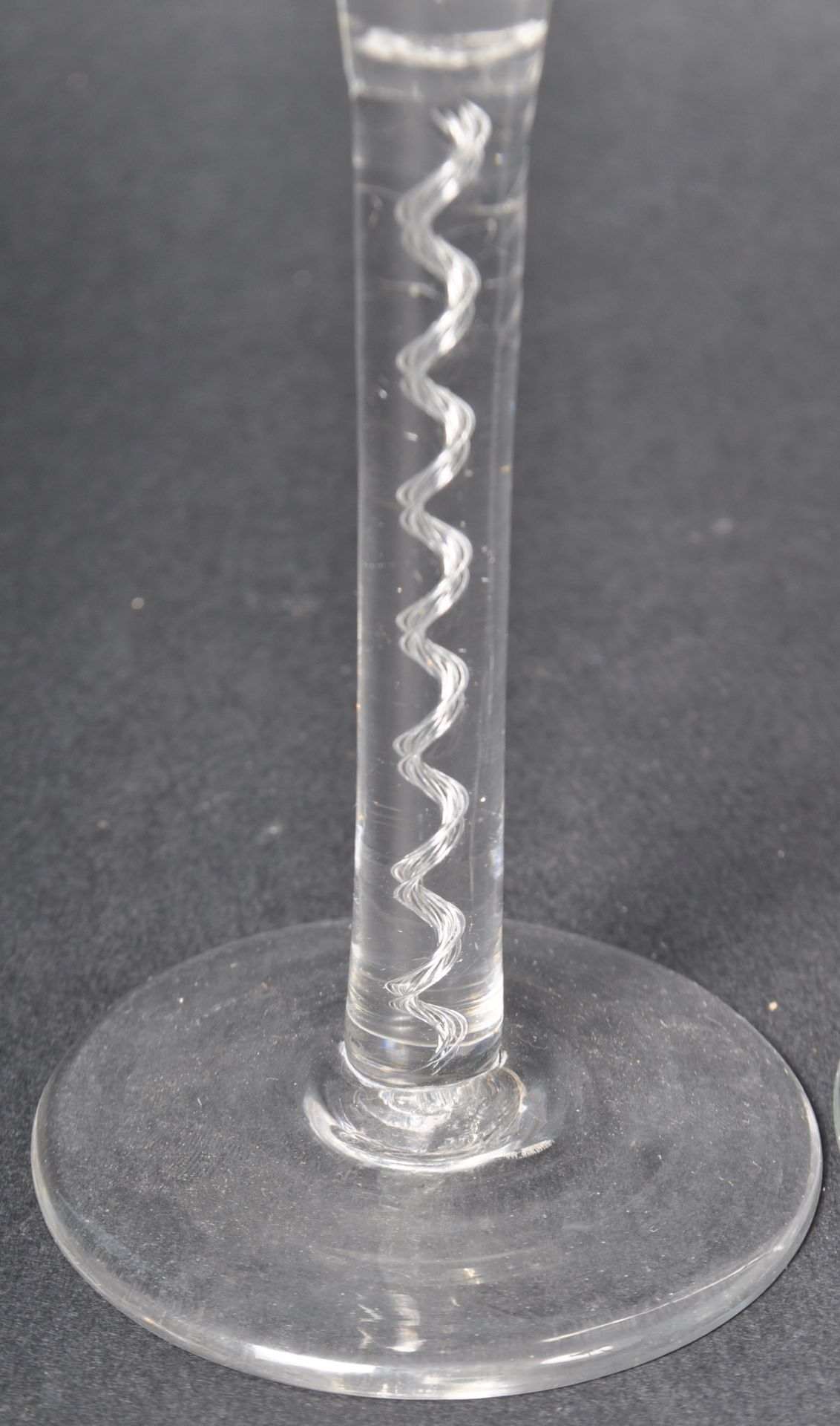TWO 18TH CENTURY GEORGE III TWIST STEM TRUMPET BOWL WINE GLASSES - Bild 4 aus 6