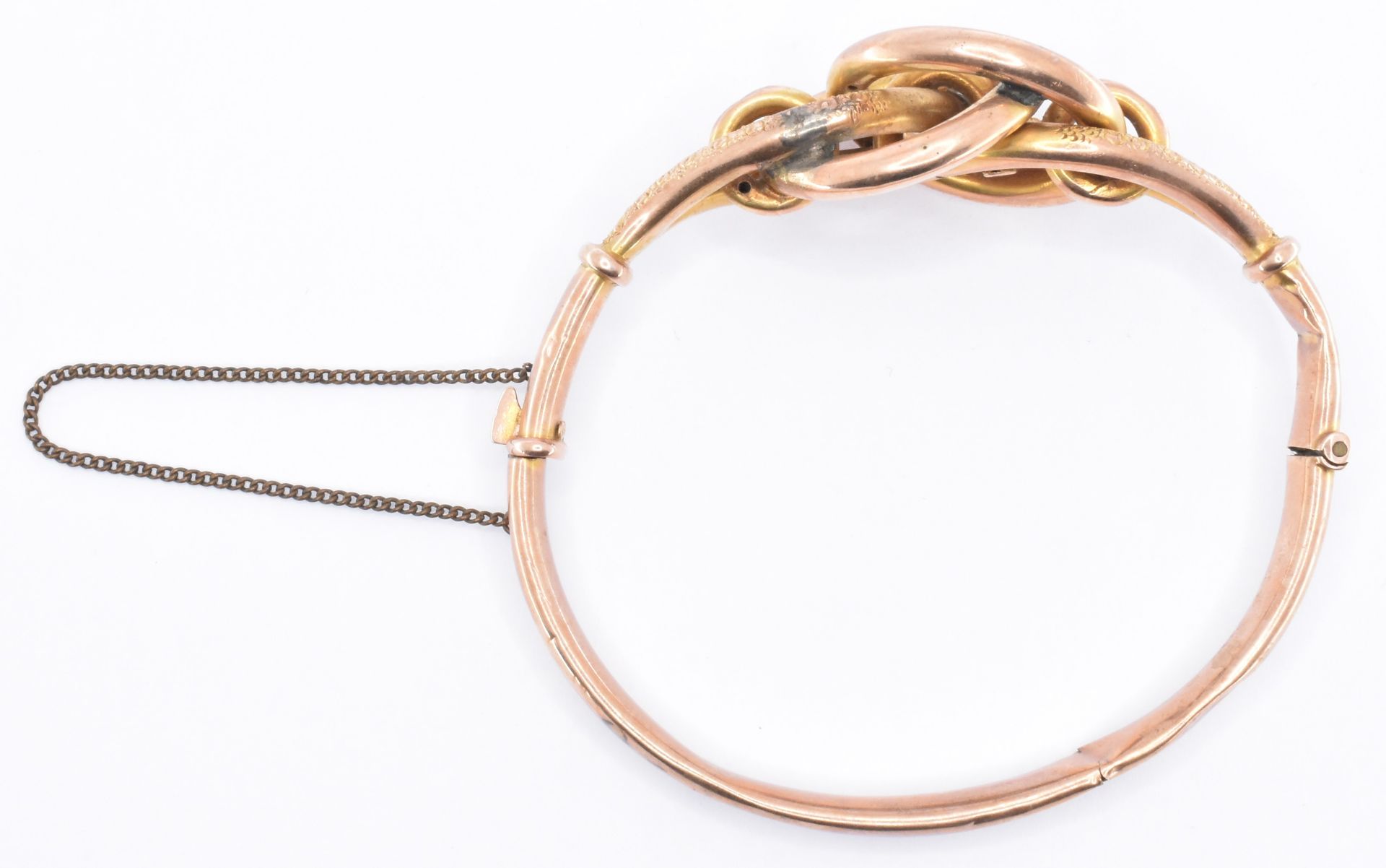 VICTORIAN 9CT GOLD KNOT DESIGN BANGLE - Image 4 of 6