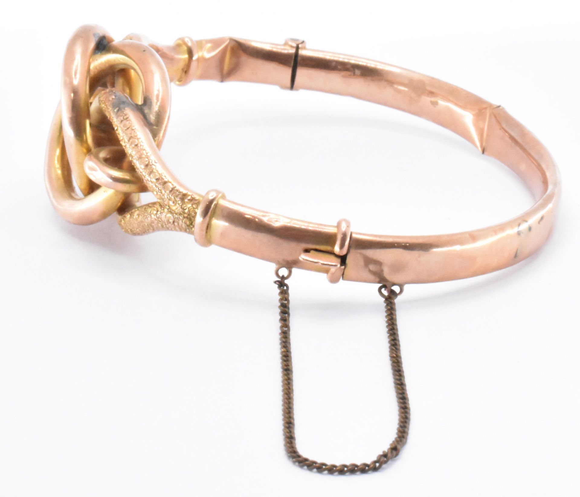 VICTORIAN 9CT GOLD KNOT DESIGN BANGLE - Image 2 of 6