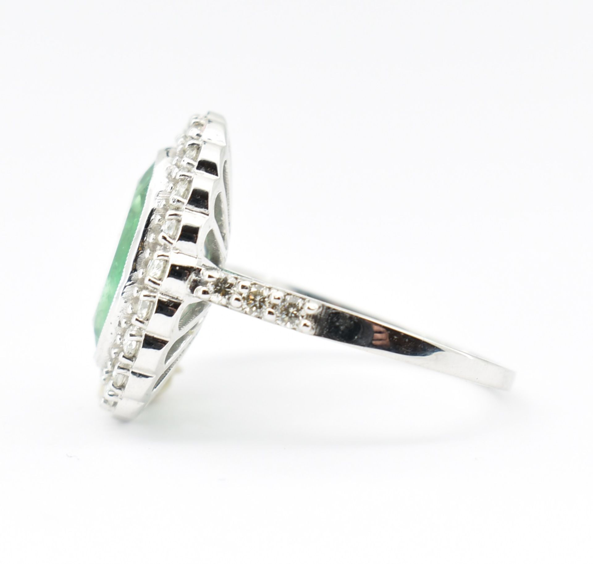 EMERALD & DIAMOND CLUSTER RING - Image 3 of 4