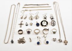 ASSORTMENT OF VINTAGE SILVER JEWELLERY