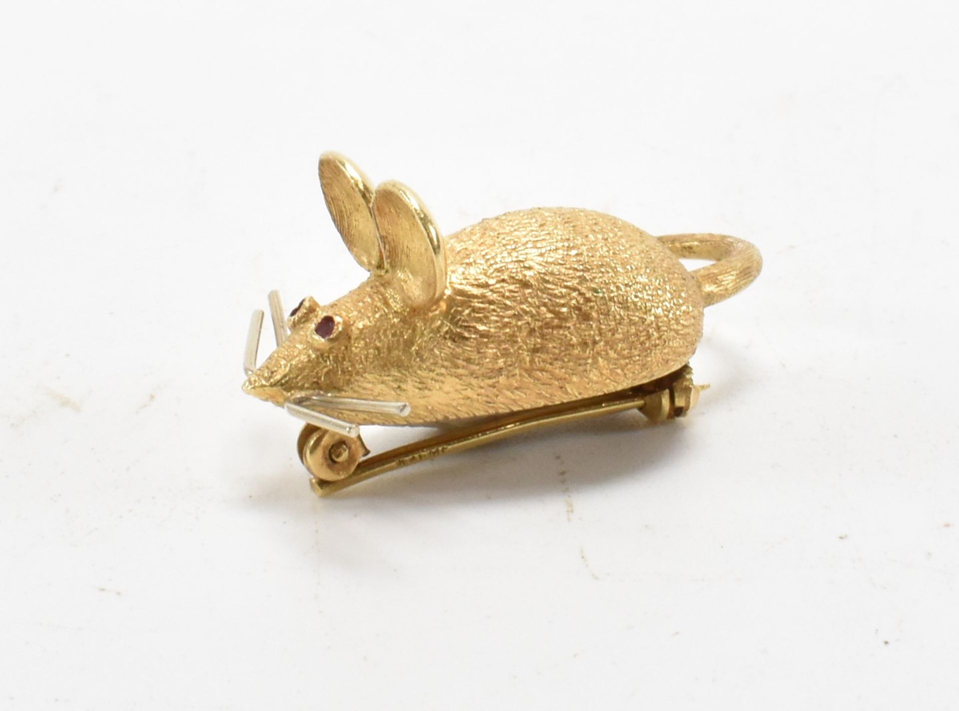 VINTAGE GOLD & RUBY MOUSE BROOCH - Image 3 of 8