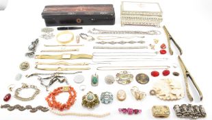 COLLECTION OF VINTAGE COSTUME JEWELLERY