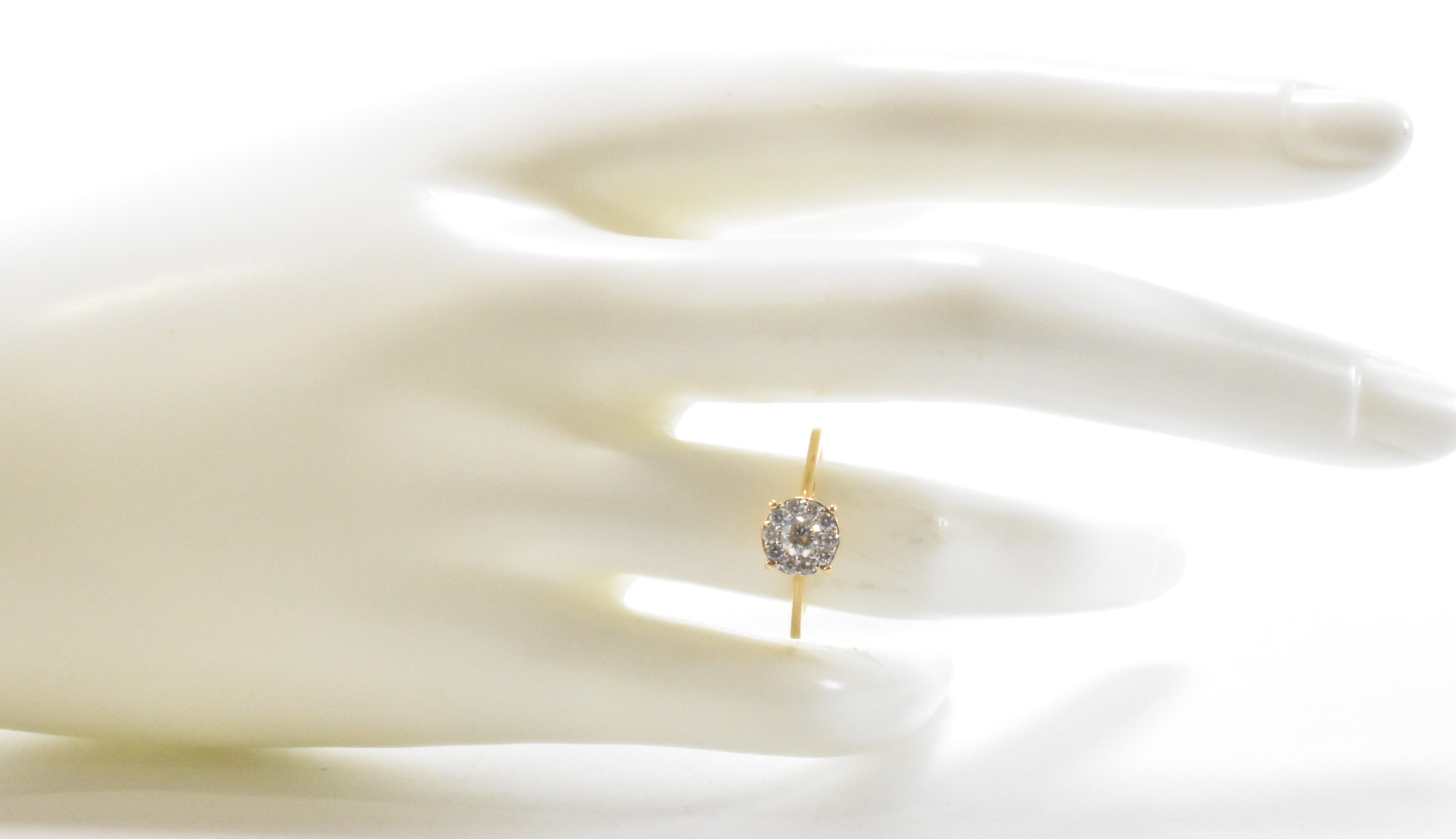 18CT GOLD & DIAMOND CLUSTER RING - Image 6 of 6