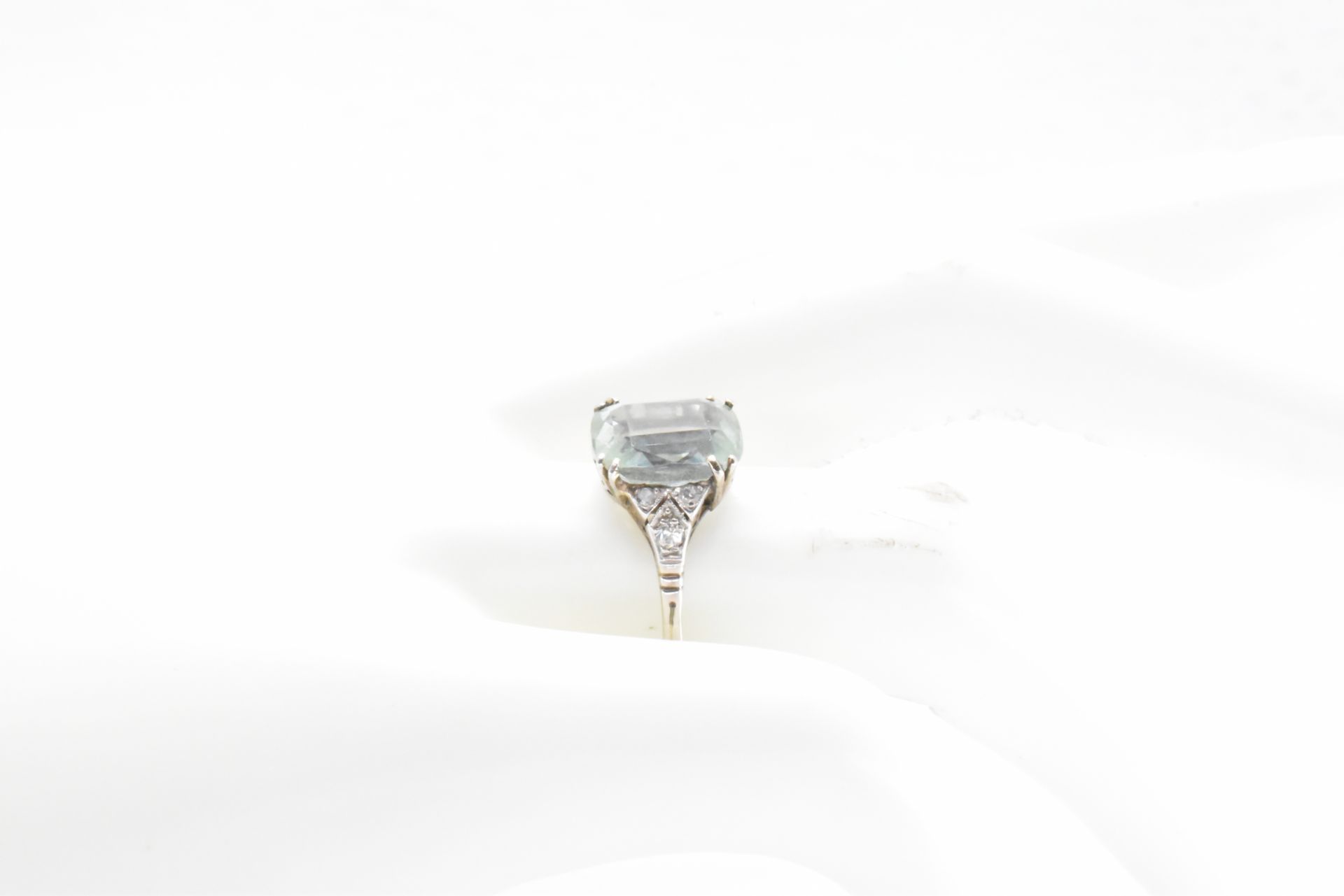 ART DECO 18CT GOLD BLUE STONE & DIAMOND RING - Image 5 of 6