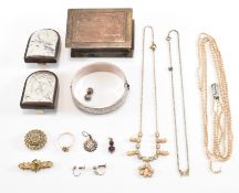 ASSORTMENT OF JEWELLERY INCLUDING SILVER & GOLD
