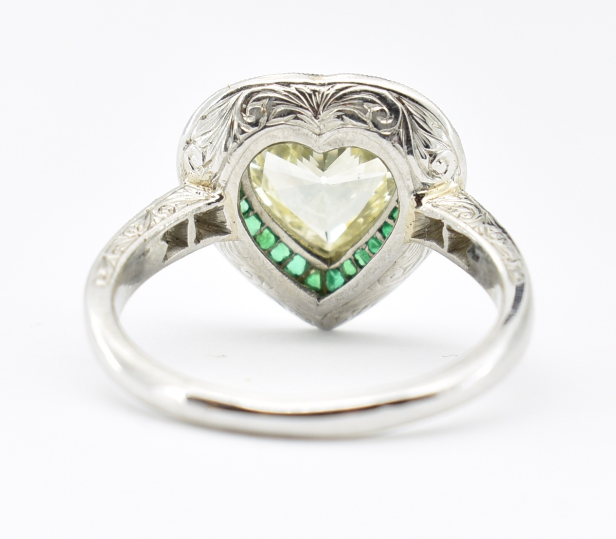 ART DECO STYLE EMERALD & DIAMOND HEART TARGET RING - Image 3 of 4