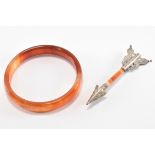 VICTORIAN BANDED AGATE ARROW BROOCH & BANGLE