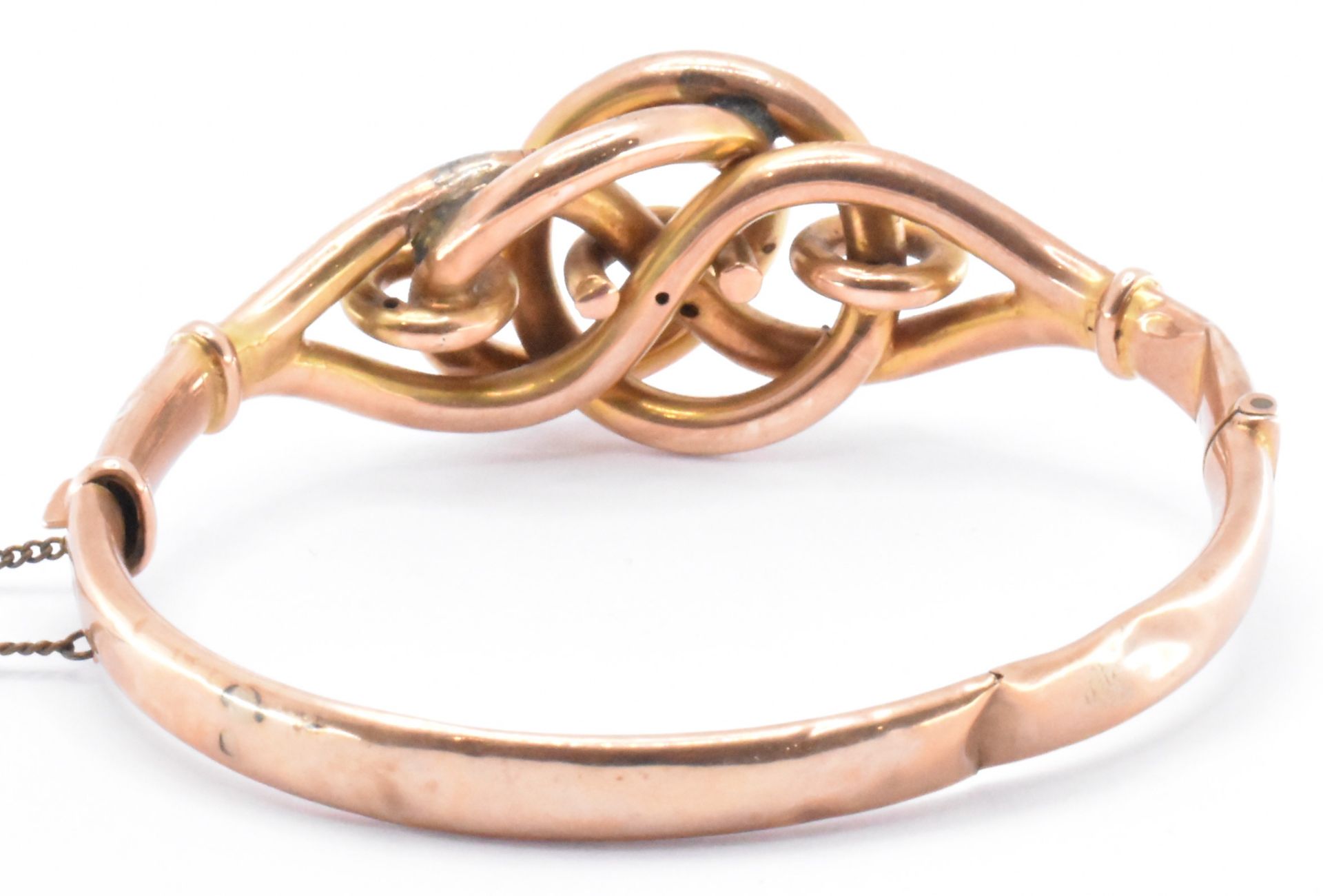 VICTORIAN 9CT GOLD KNOT DESIGN BANGLE - Image 3 of 6