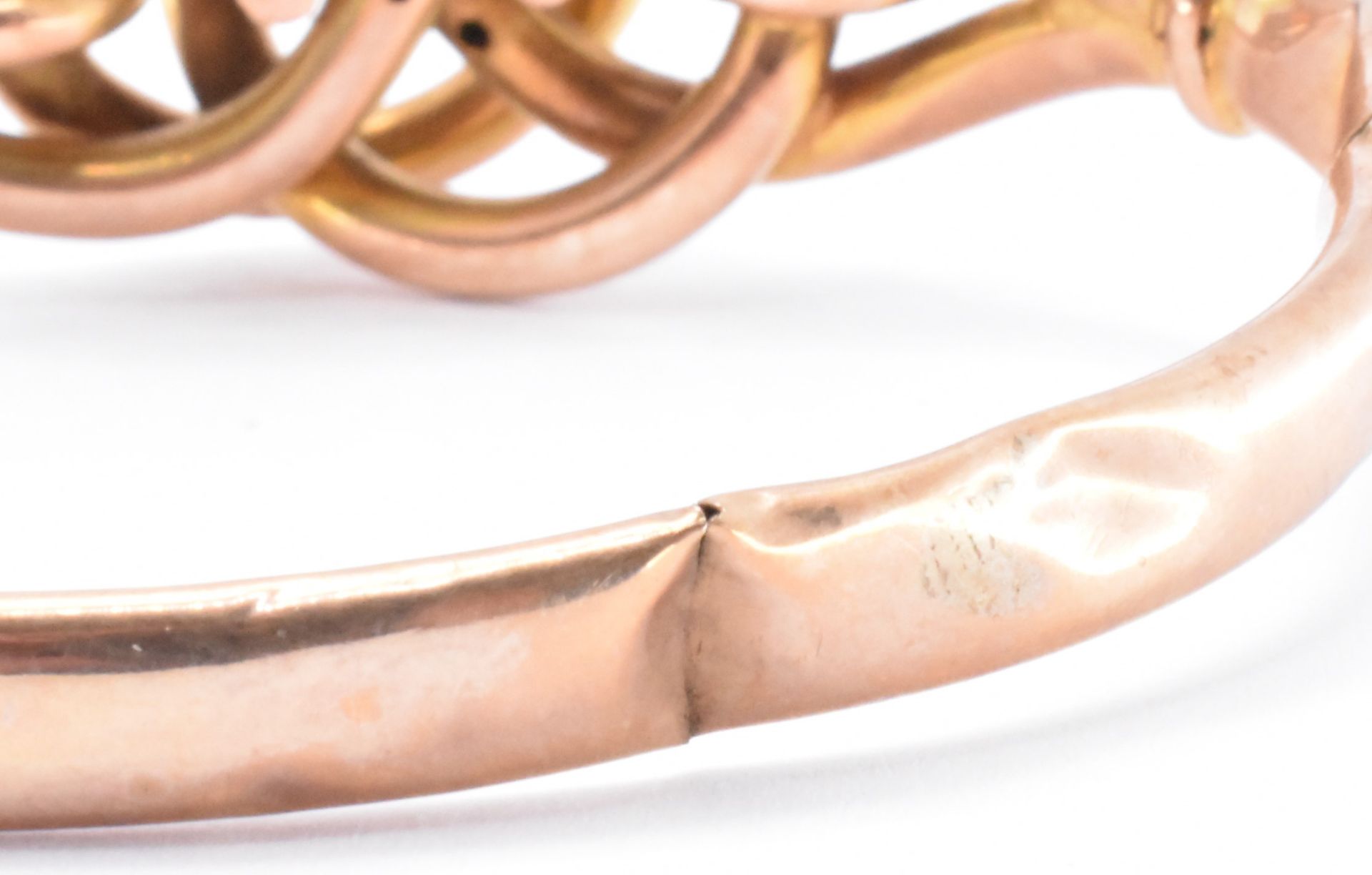 VICTORIAN 9CT GOLD KNOT DESIGN BANGLE - Image 5 of 6