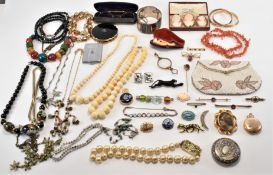 ASSORTMENT OF JEWELLERY & WATCHES