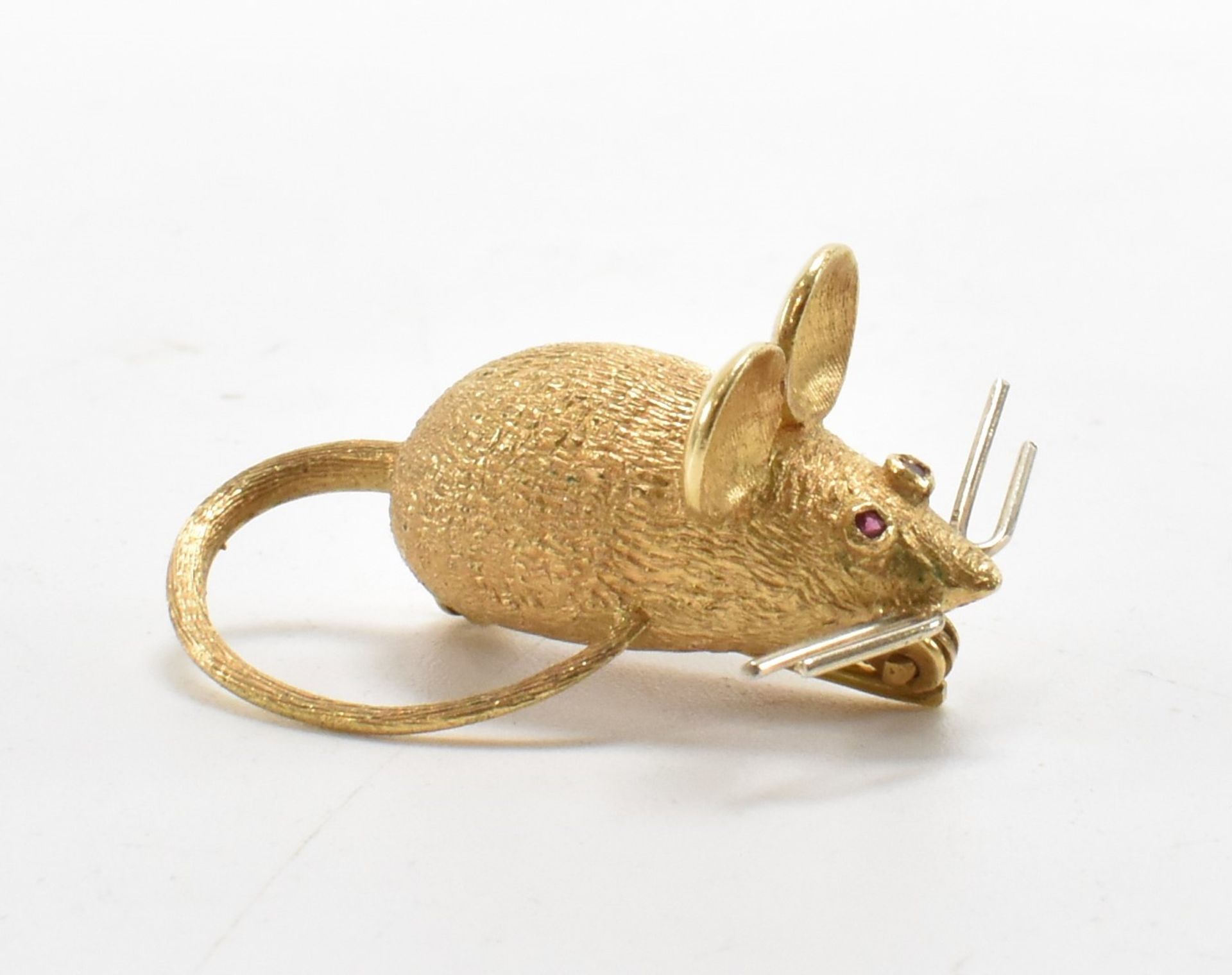 VINTAGE GOLD & RUBY MOUSE BROOCH - Image 2 of 8