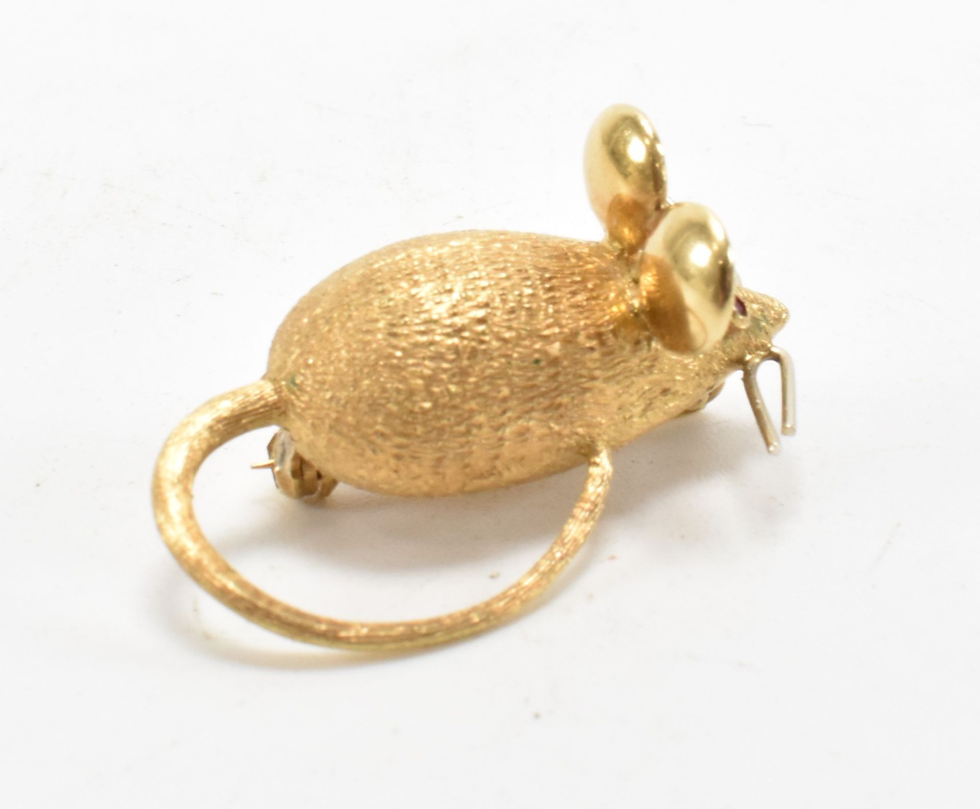 VINTAGE GOLD & RUBY MOUSE BROOCH - Image 6 of 8