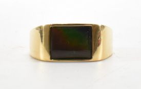 A GOLD & AMMOLITE SIGNET RING