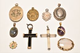 ASSORTMENT OF VICTORIAN & LATER BROOCHES & PENDANTS