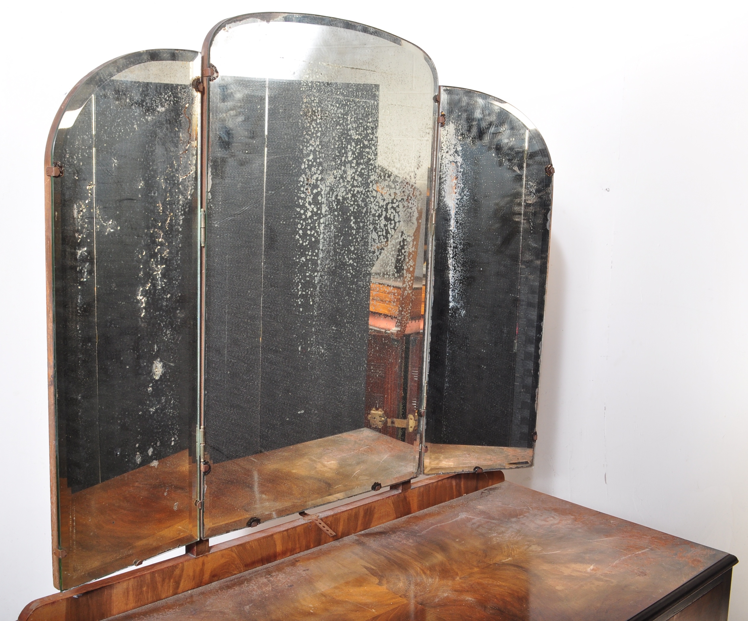 1940S WALNUT QUEEN ANNE REVIVAL LADIES DRESSING TABLE - Image 3 of 8
