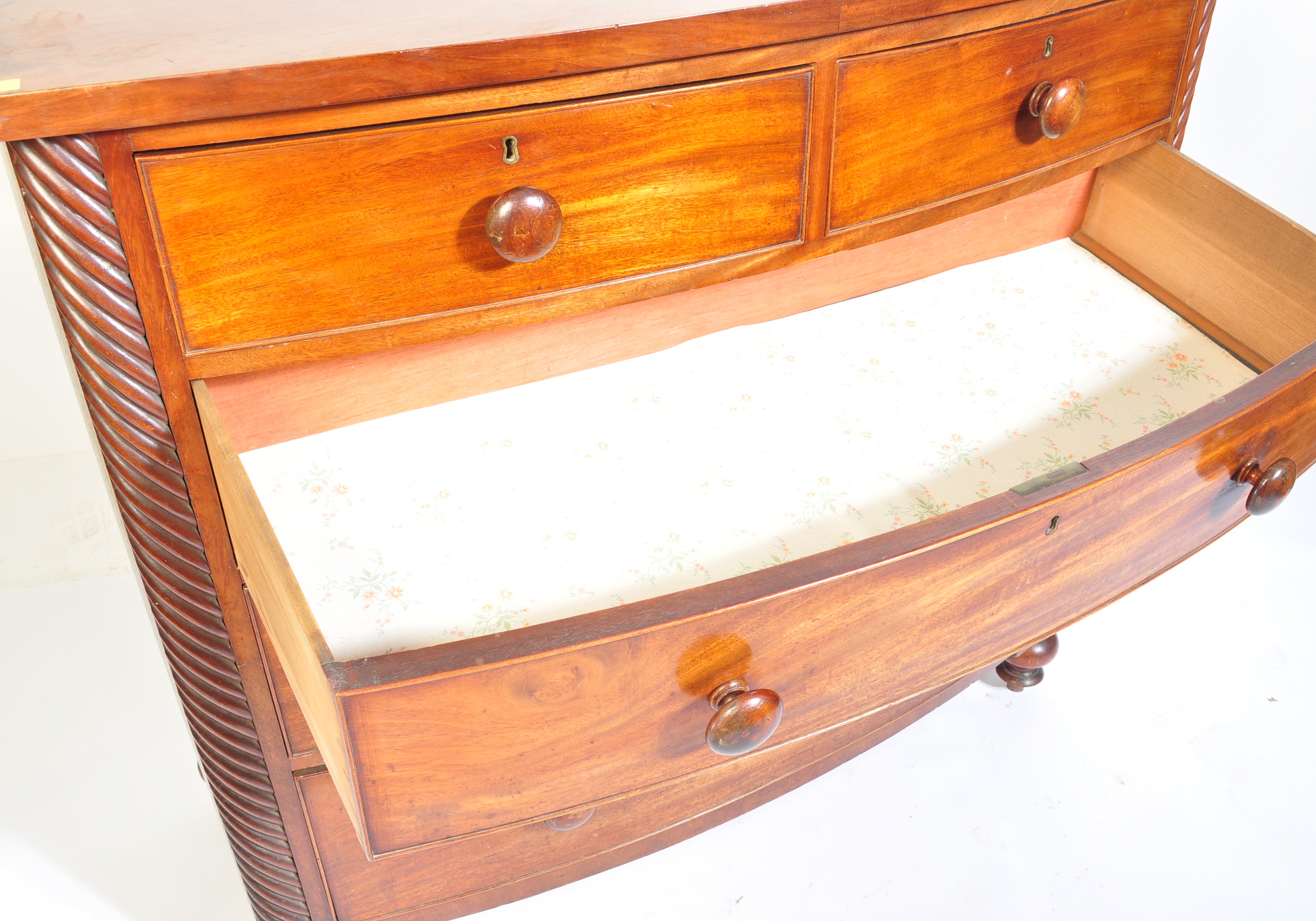 19TH CENTURY VICTORIAN MAHOGANY BOW FRONT CHEST OF DRAWERS - Image 4 of 8