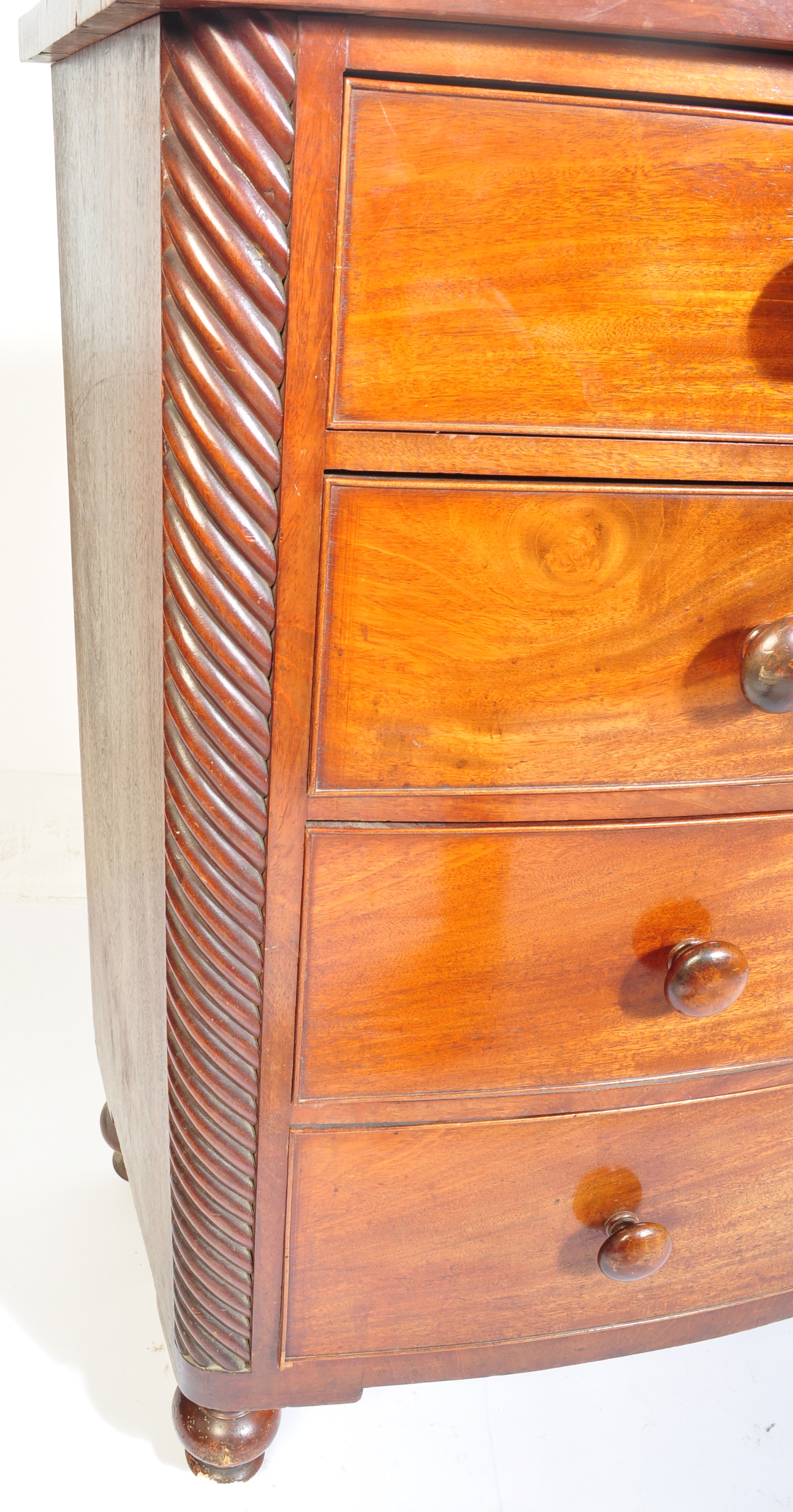 19TH CENTURY VICTORIAN MAHOGANY BOW FRONT CHEST OF DRAWERS - Image 5 of 8