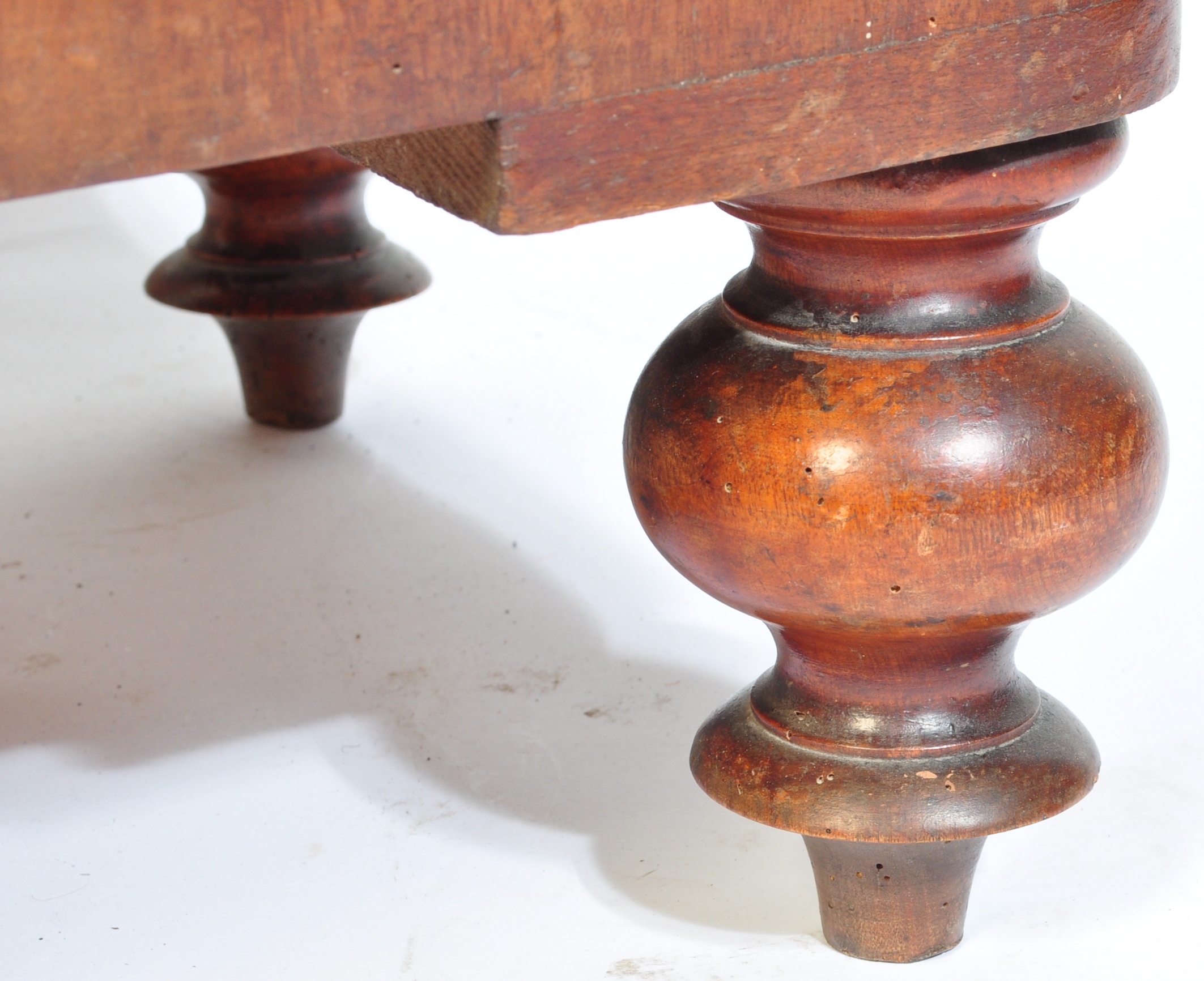 19TH CENTURY VICTORIAN MAHOGANY BOW FRONT CHEST OF DRAWERS - Image 6 of 8