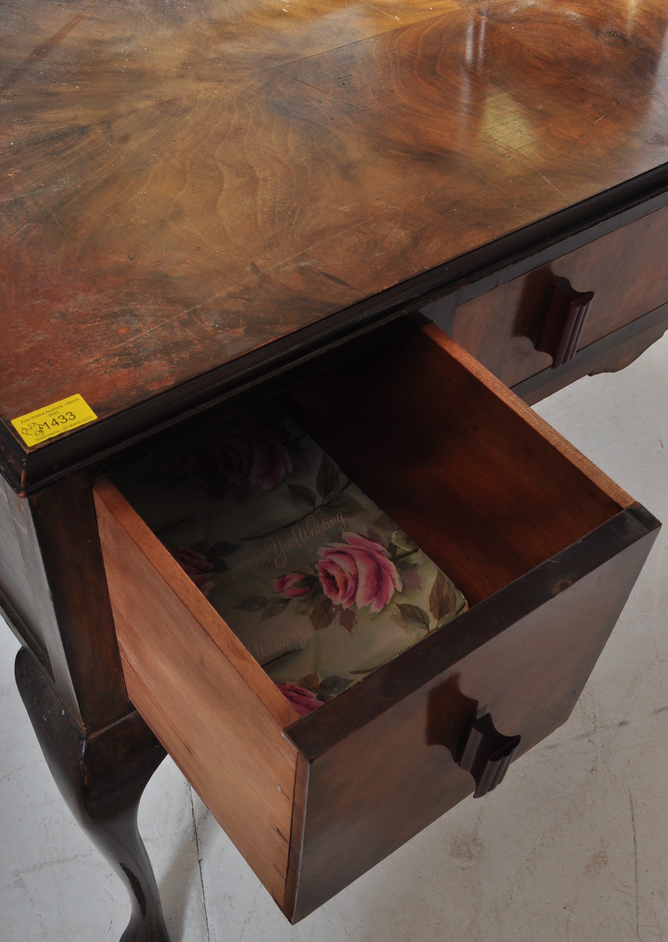 1940S WALNUT QUEEN ANNE REVIVAL LADIES DRESSING TABLE - Image 7 of 8