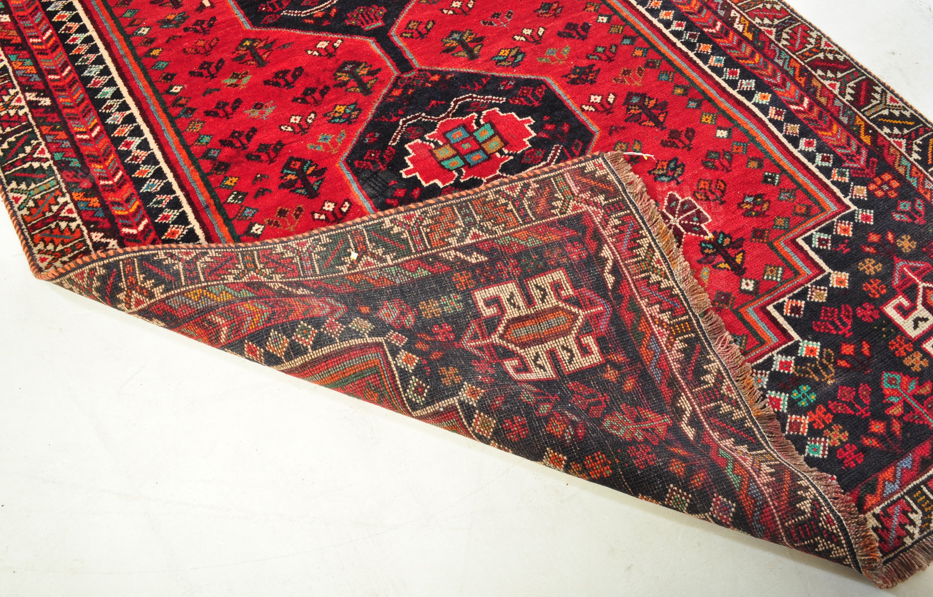 LARGE 20TH CENTURY PERSIAN QASHQAI FLOOR RUG CARPET - Image 6 of 6