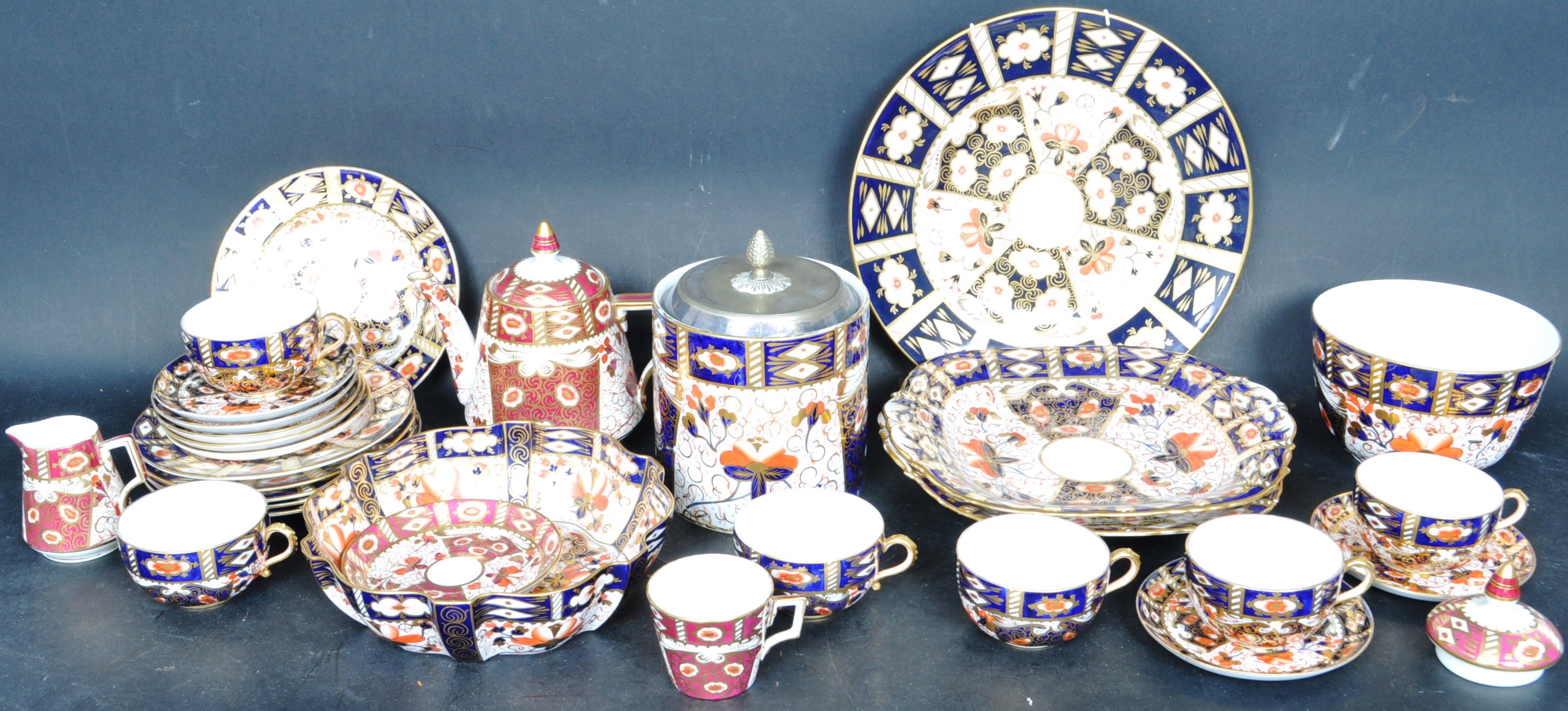COLLECTION OF VINTAGE 20TH CENTURY ROYQL CROWN DERBY IMARI PATTERN CHINA AND MORE