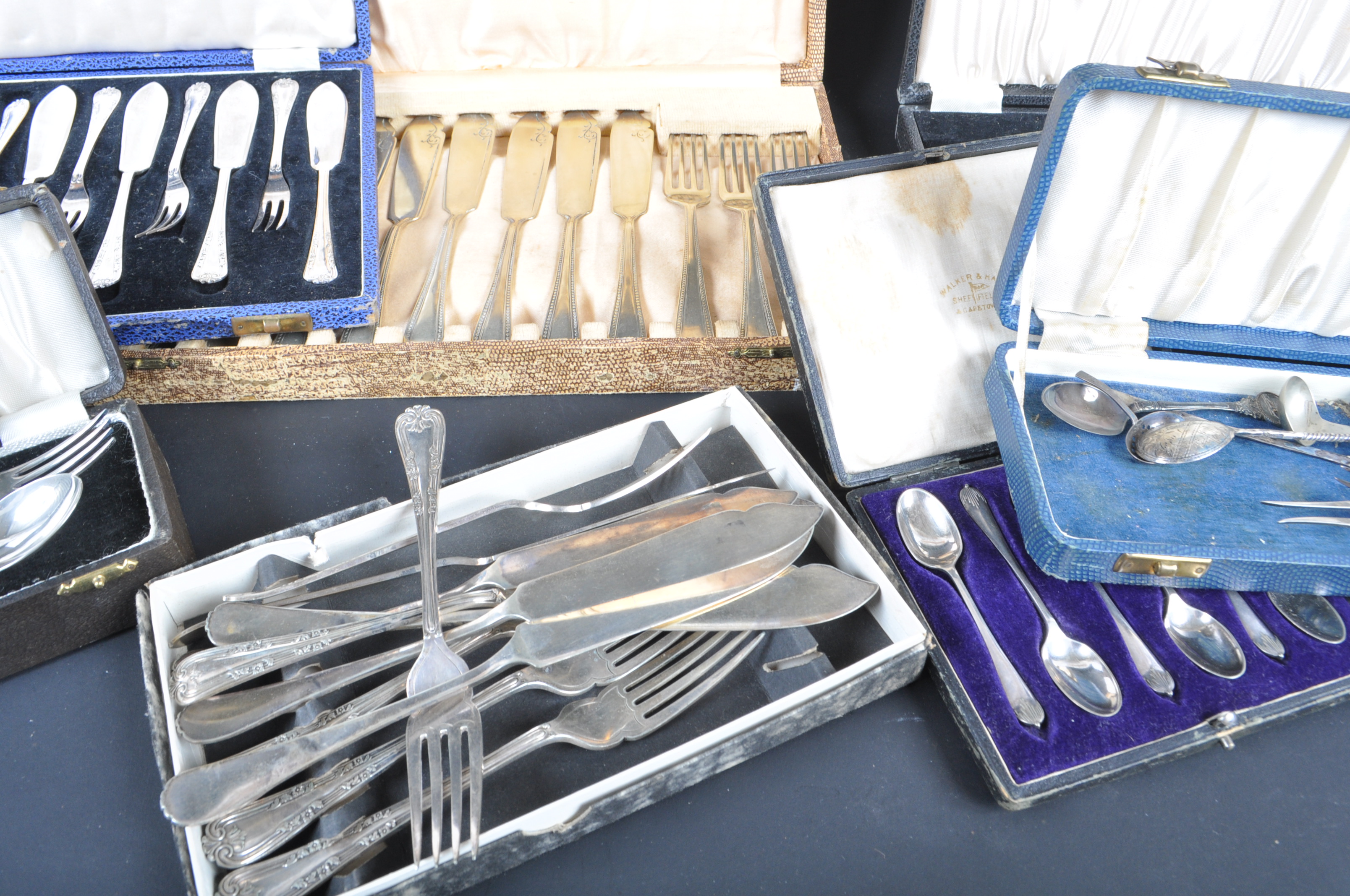 COLLECTION OF SILVER PLATED FLATWARE - CANTEEN CUTLERY - Image 4 of 7