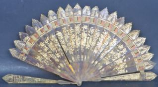 EARLY 20TH CENTURY TORTOISESHELL FAN WITH HANDPAINTED GILT DETAILING