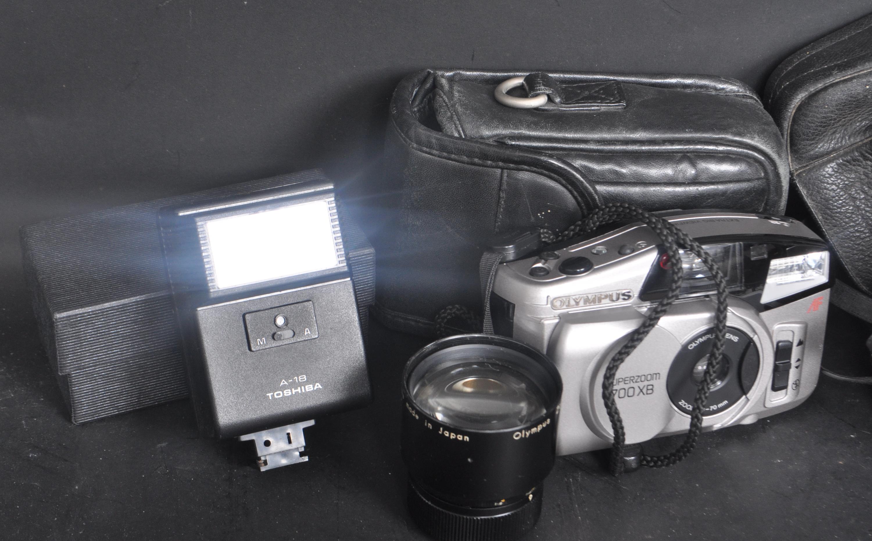COLLECTION OF VINTAGE 20TH CENTURY CAMERA EQUIPMENT - Image 2 of 5