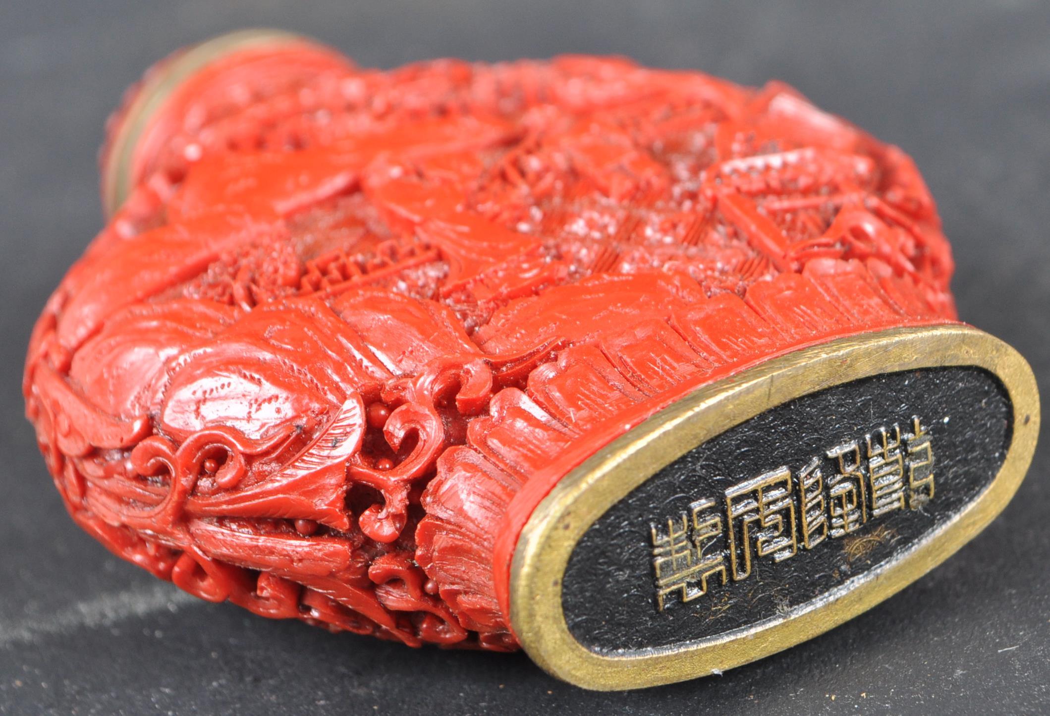 EARLY 20TH CENTURY CHINESE ORIENTAL CINNABAR SNUFF BOTTLE - Image 3 of 4