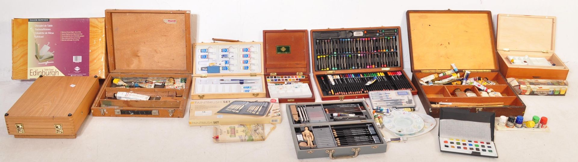 LARGE COLLECTION OF ARTISTS SUPPLIES TO INCLUDE DALER-ROWNEY