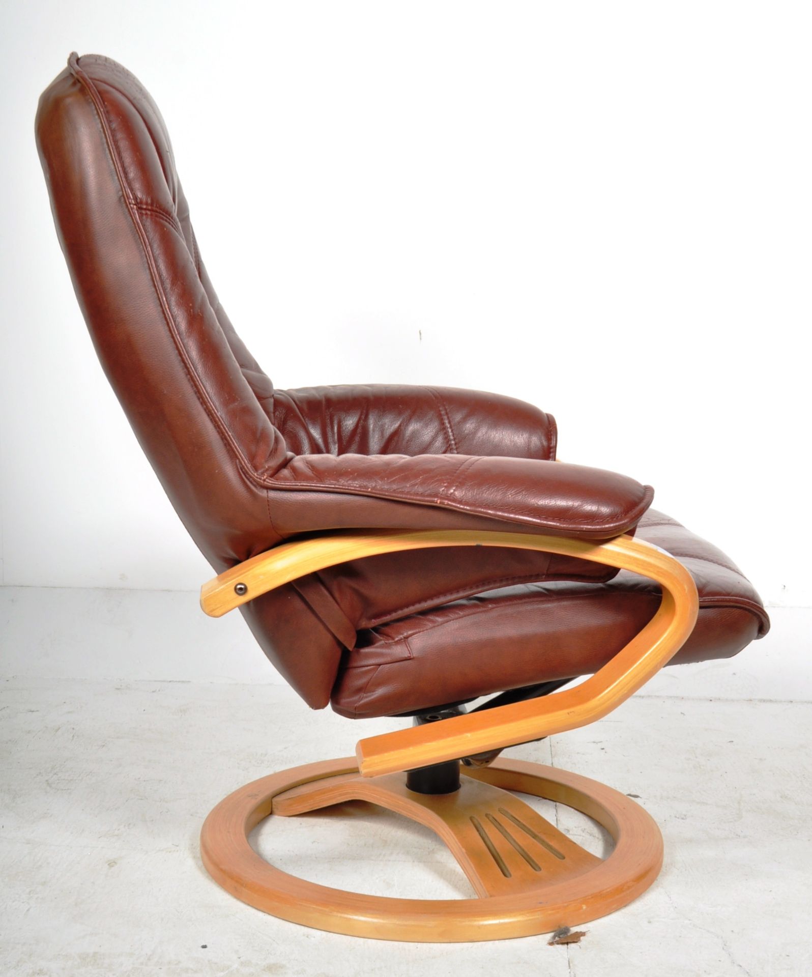 CONTEMPORARY DARK BROWN LEATHER UPHOLSTERED RECLINING CHAIR - Image 8 of 8