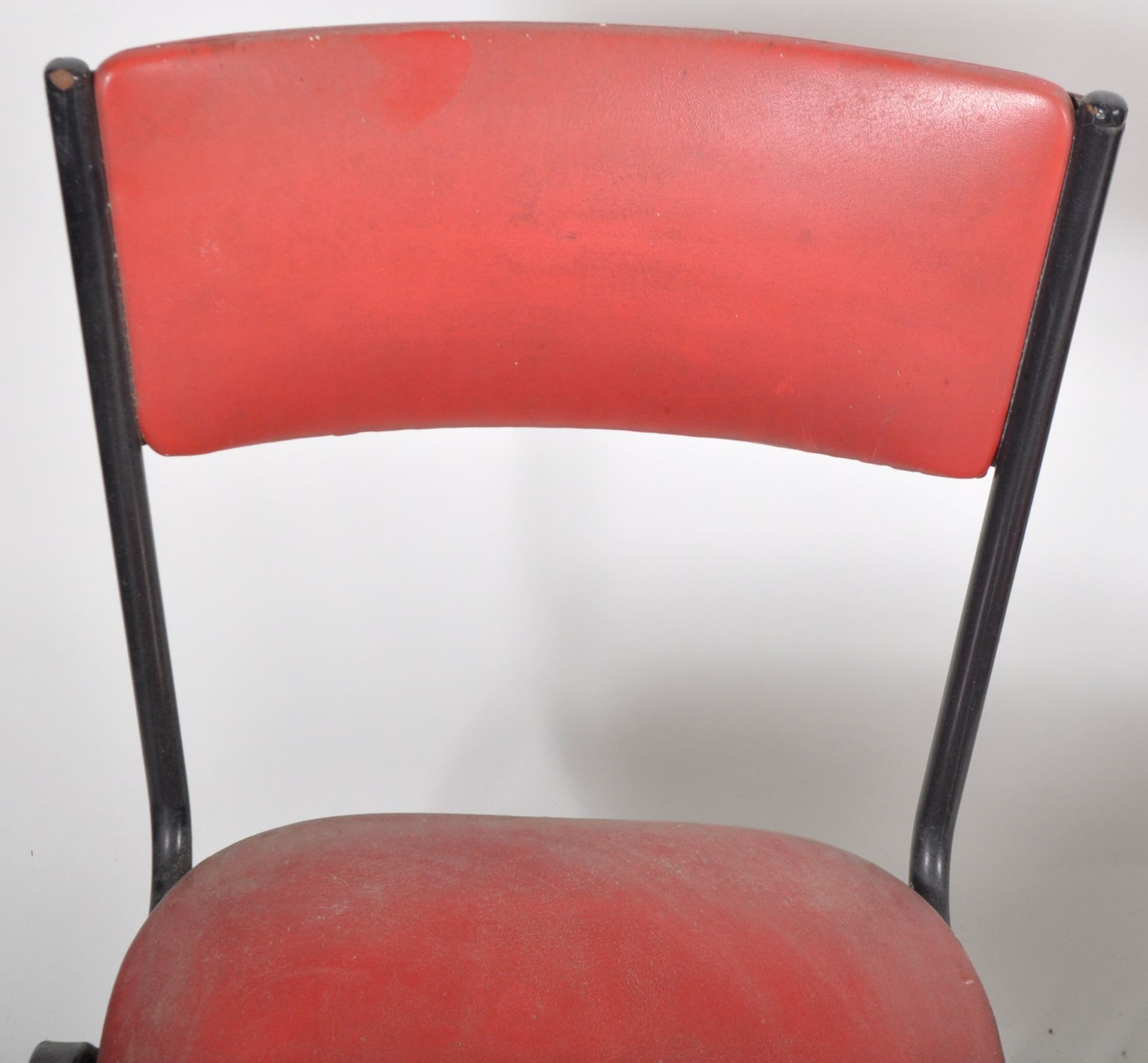 STACKING SET OF EIGHT RETRO 20TH CENTURY RED VINYL CHAIRS - Bild 5 aus 8