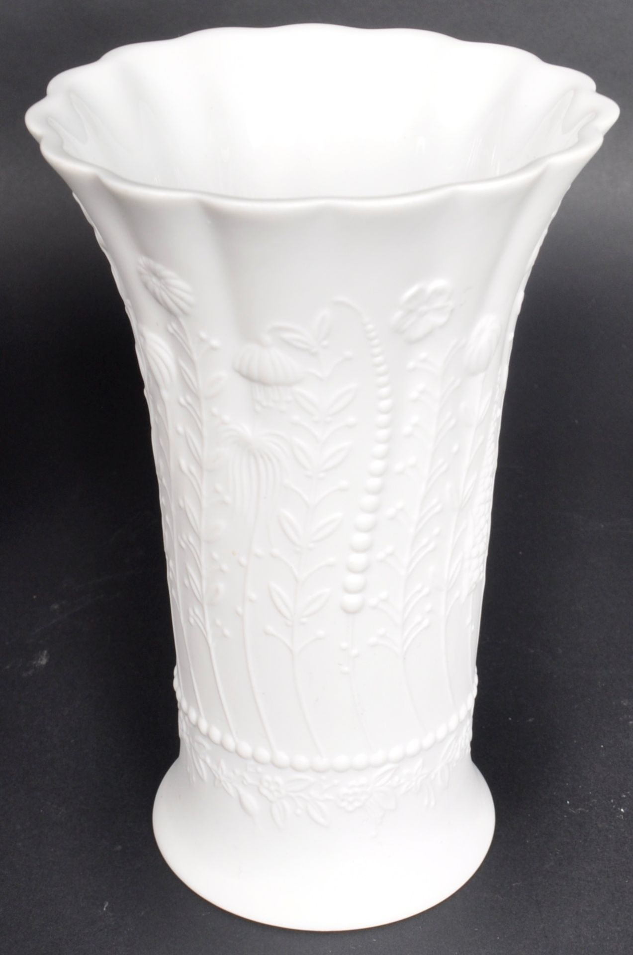 COLLECTION OF MID 20TH CENTURY GERMAN WHITE PORCELAIN VASES - Image 4 of 7