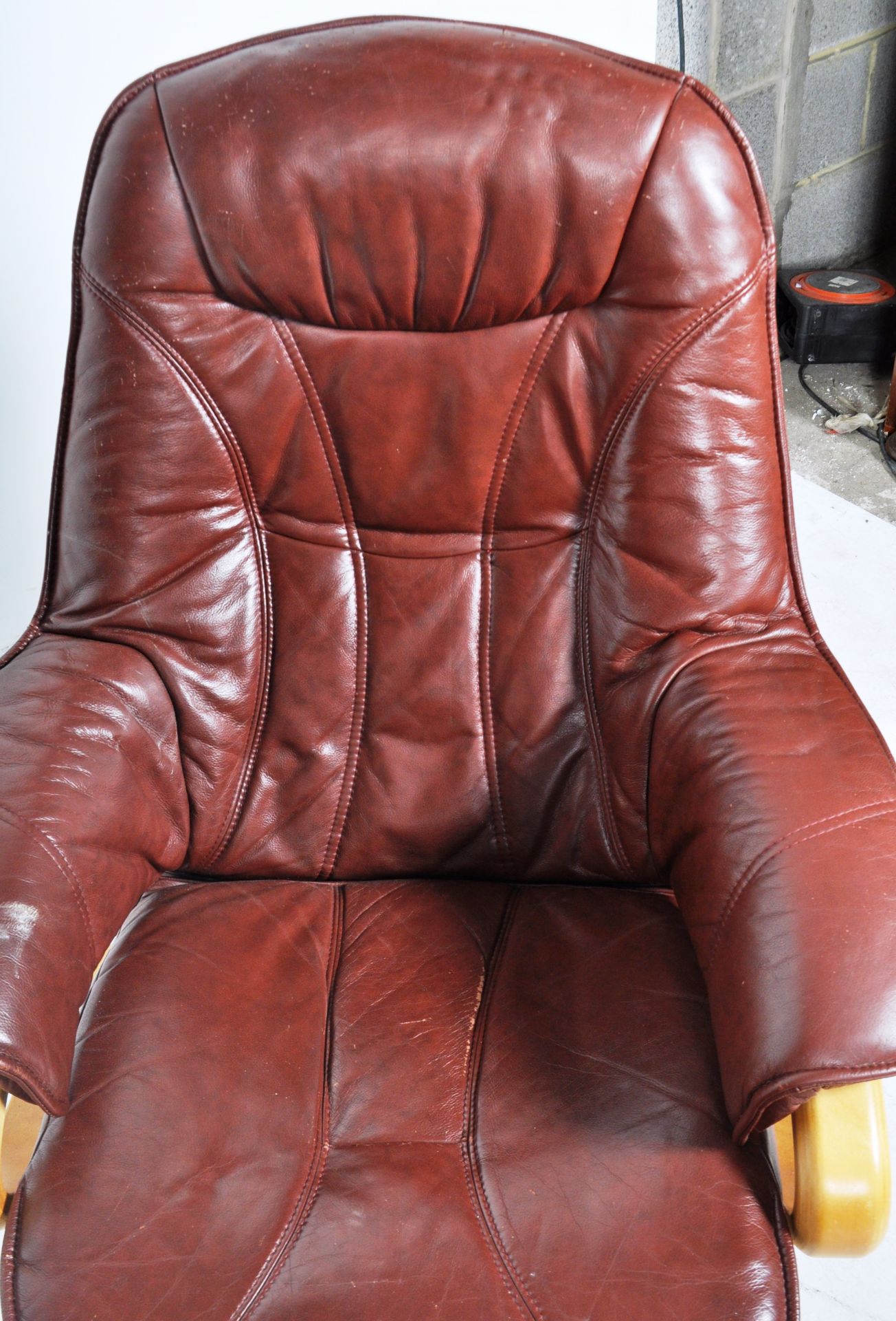 CONTEMPORARY DARK BROWN LEATHER UPHOLSTERED RECLINING CHAIR - Image 3 of 8