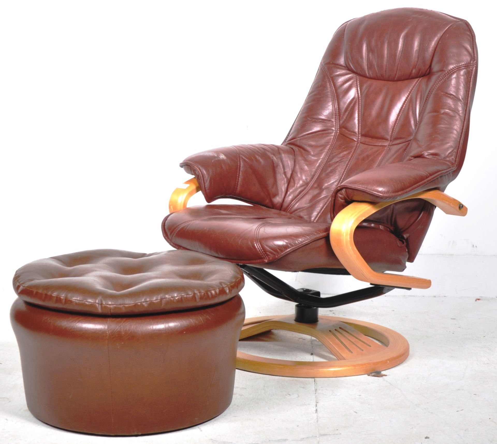 CONTEMPORARY DARK BROWN LEATHER UPHOLSTERED RECLINING CHAIR