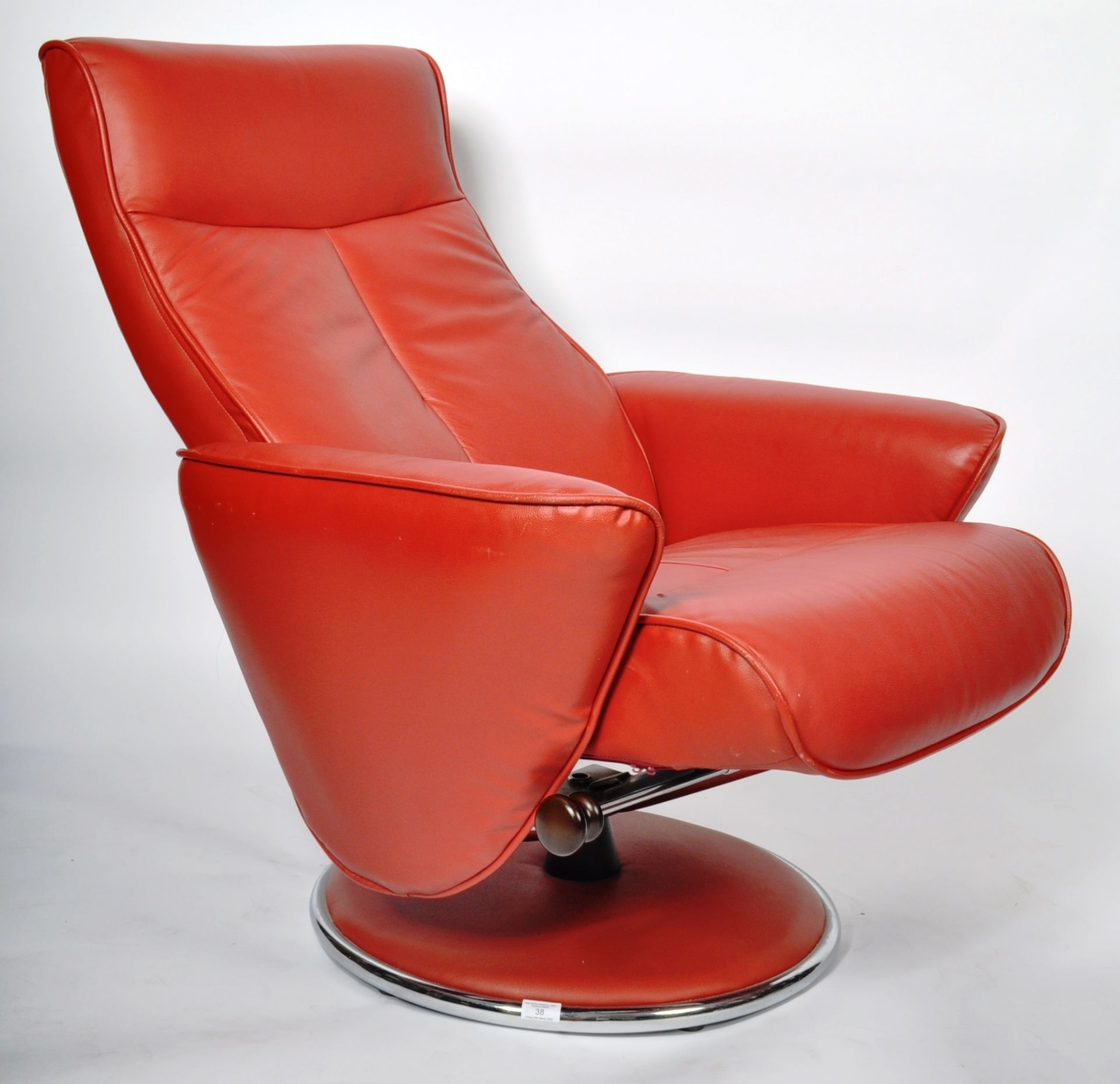 G PLAN - CONTEMPORARY RED LEATHER RECLINING SWIVEL ARMCHAIR - Image 6 of 7
